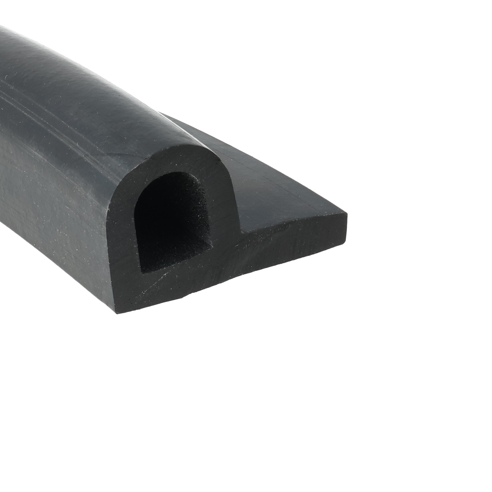 Uszczelka klapy śmieciarki guma NBR typ P 24 x 308 x 575mm czarna 038136-3 - Centrum uszczelek Black rectangular block with a circular through-hole, seen from an angled perspective.