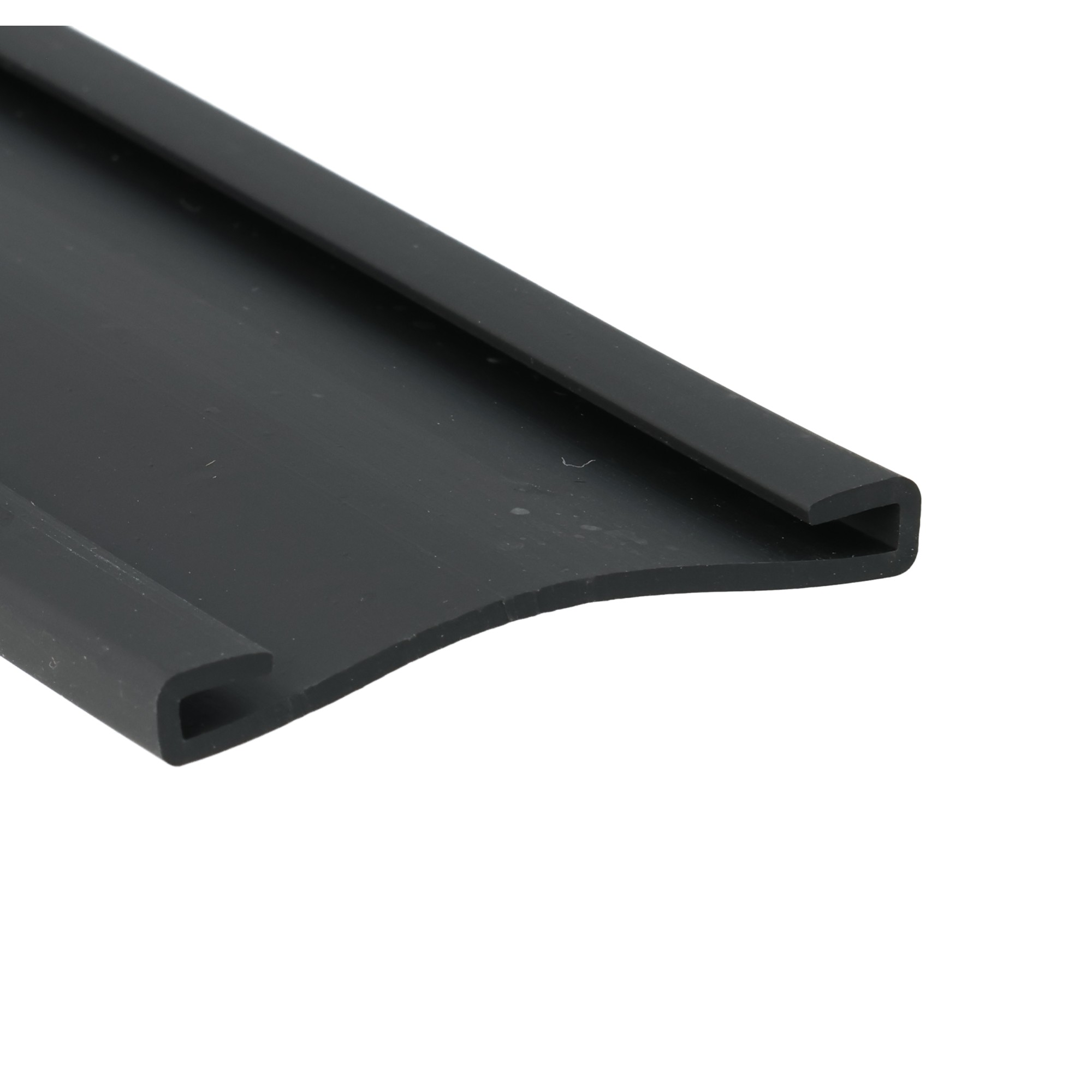 obejma-rynnowa-50x3-mm-12-322-01-1 - Centrum uszczelek Close-up of a black plastic channel/profile with a hollow rectangular opening along a curved edge.