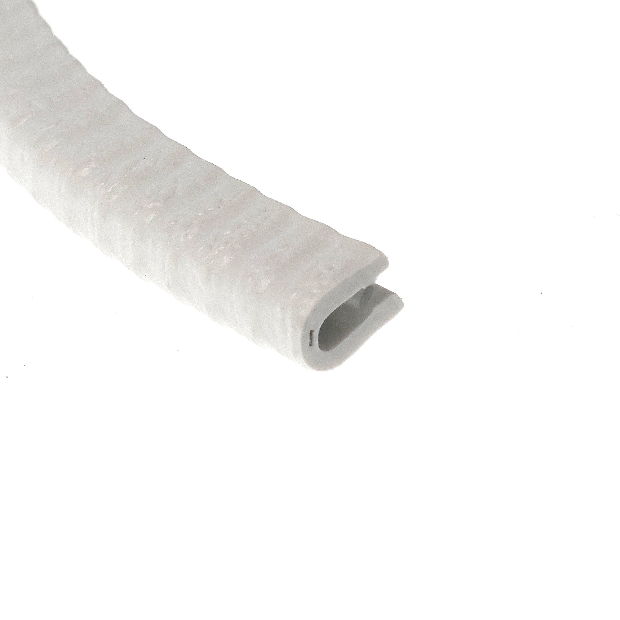 oslona-krawedzi-samozaciskowa-pvc-1-x-85-x-56-mm-biala-54-006-1 - Centrum uszczelek Close-up of a white, ribbed cylindrical object extending diagonally across a plain background.