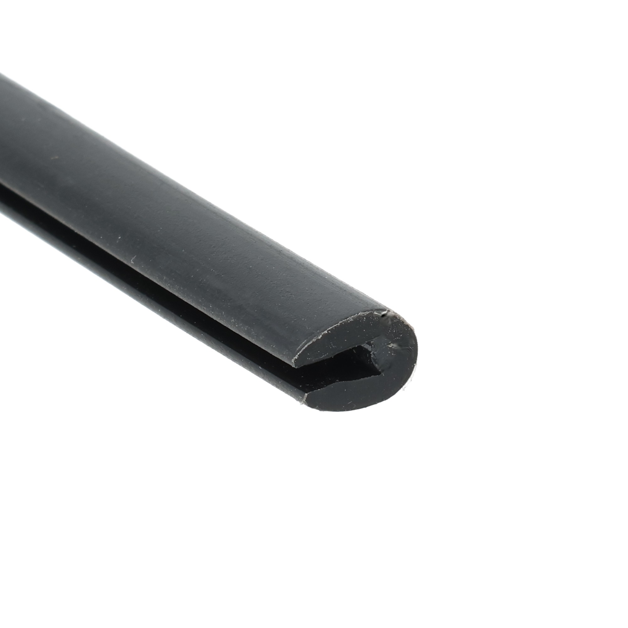 oslona-krawedzi-z-klejem-1-3-x-6-x-9mm-czarna-96-245-m-1 - Centrum uszczelek Close-up of a black cylindrical object with a notch at the end, set against a white background, photographed at an angle.