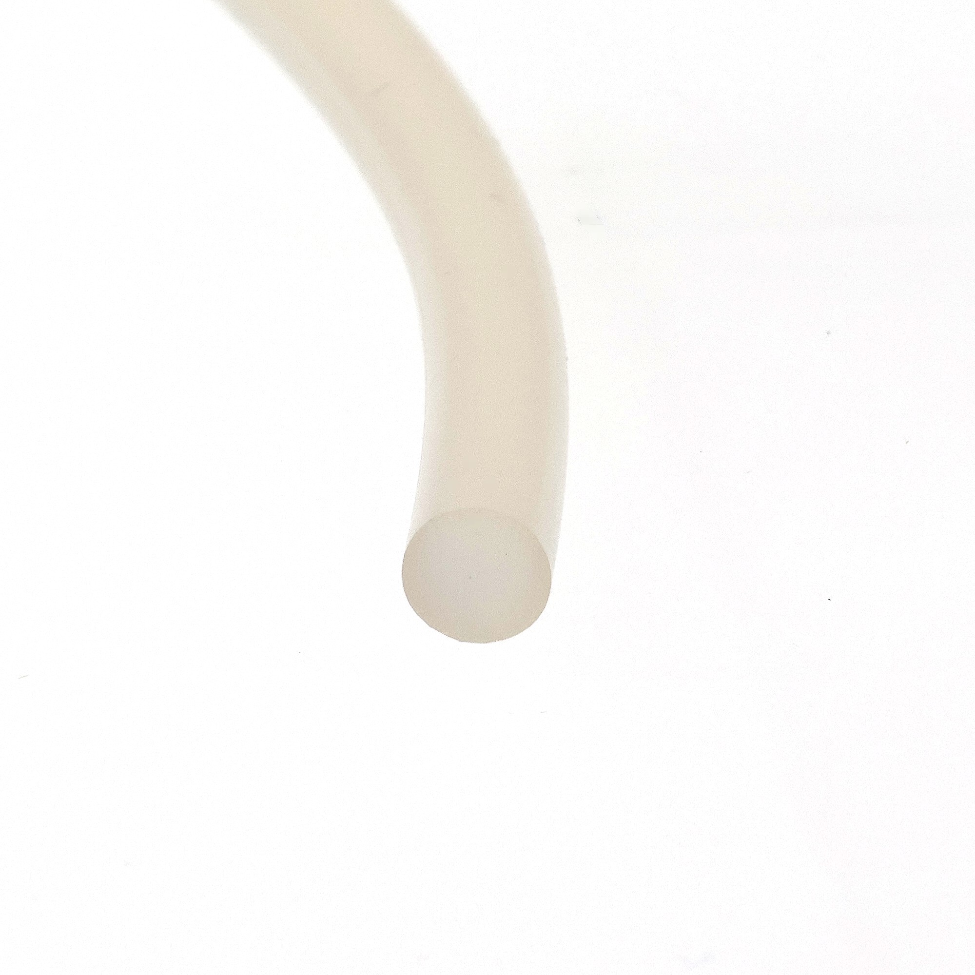 sznur-silikonowy-lity-40-sha-fi-8mm-bezbarwny-023008 1 - Centrum uszczelek Close-up of a pale beige curved tube on a white background.
