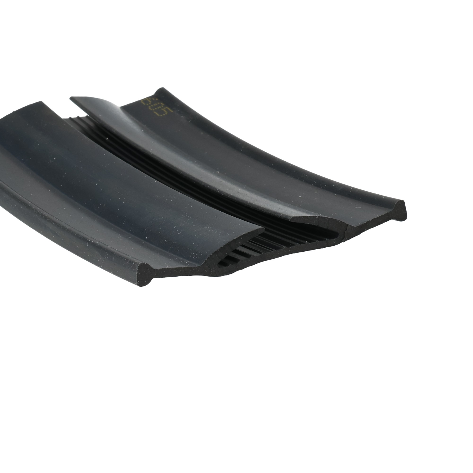 uszczelka-bramy-garazowej-dolna-czarna-59-121-1 - Centrum uszczelek Close-up of a black curved wiper blade edge with a yellow label visible on the metal connector area.