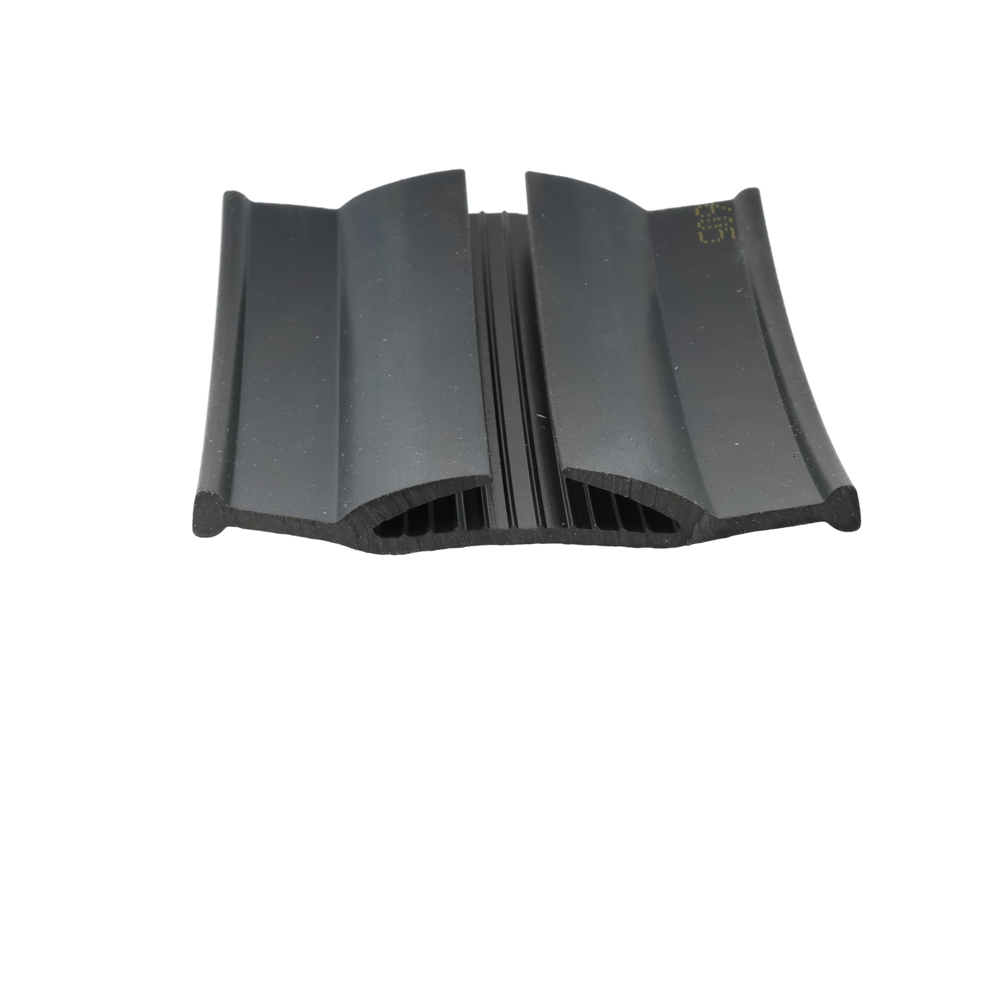 uszczelka-bramy-garazowej-dolna-czarna-59-121-2 - Centrum uszczelek Close-up of a black curved rifle magazine with visible feed lips and ridges on a white background