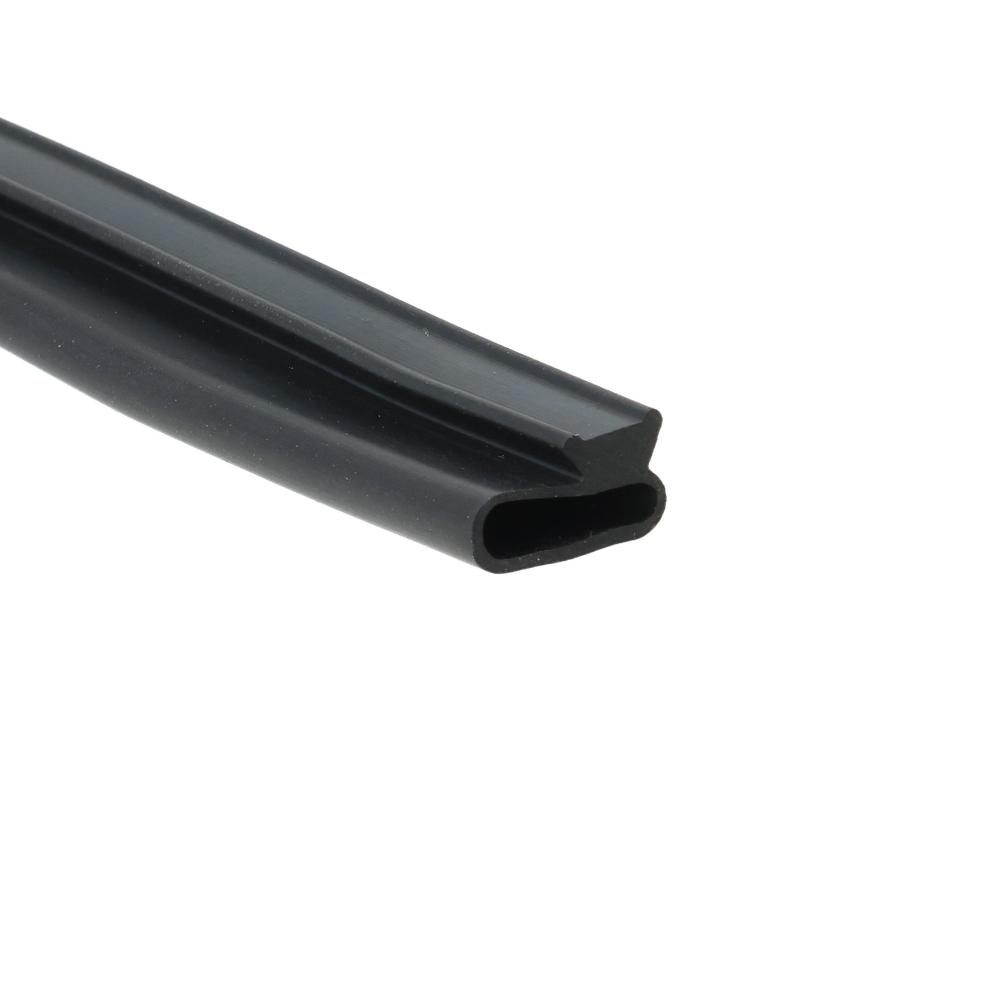 uszczelka-burty-samochodowej-lita-guma-7-x-6-x-15mm-czarna-029002-1 - Centrum uszczelek Close-up of a black hollow rubber extrusion running diagonally across a white background.