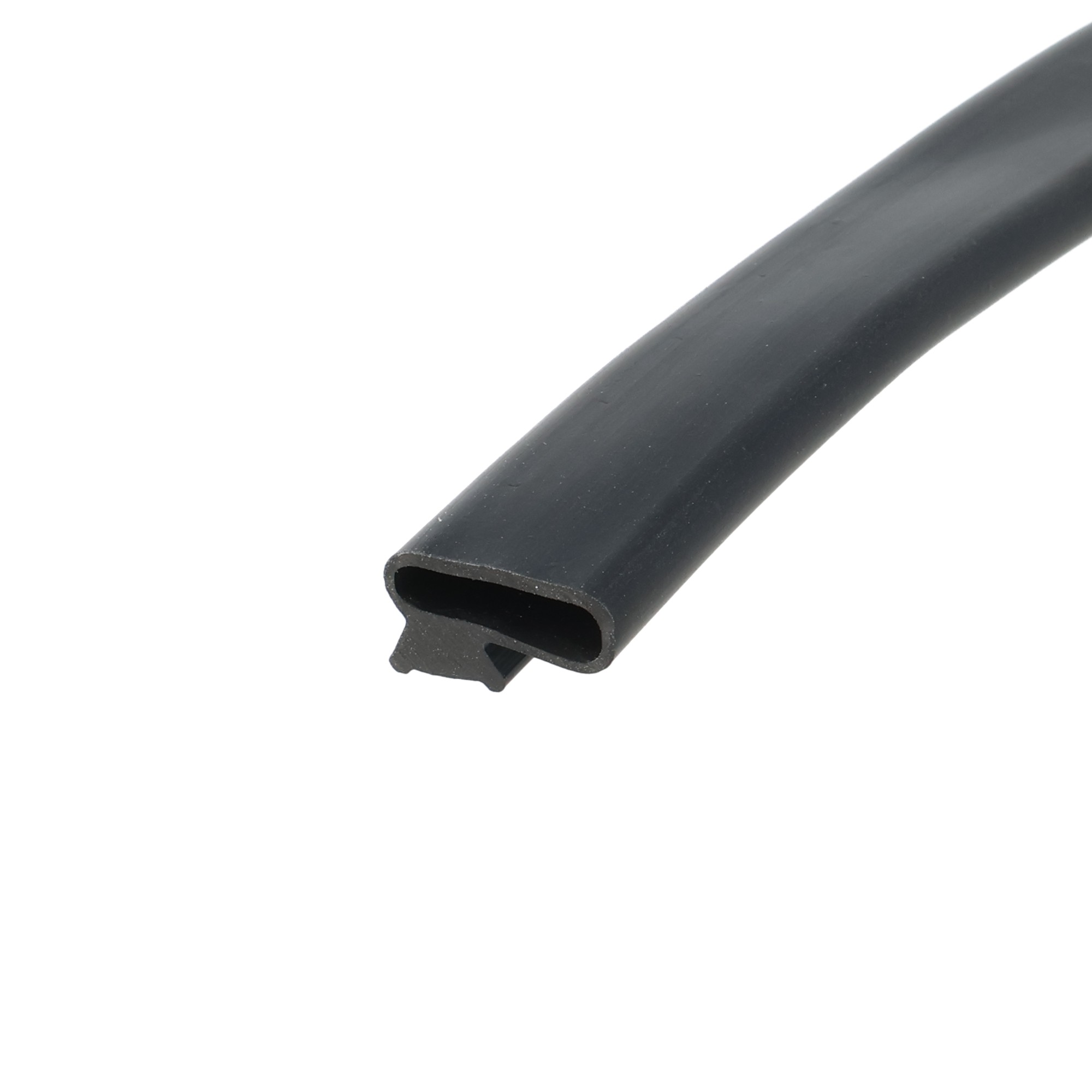 uszczelka-burty-samochodowej-lita-guma-7-x-6-x-15mm-czarna-029002-4 - Centrum uszczelek Close-up of a black rubber tube with a square, hollow end, diagonally across a white background.
