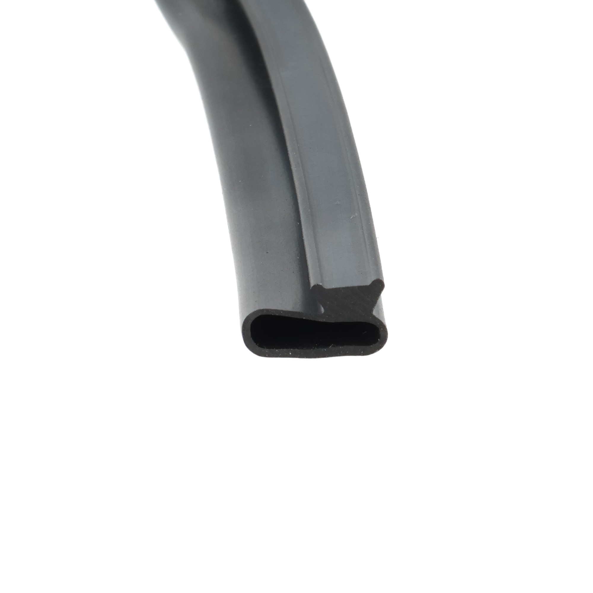 uszczelka-burty-samochodowej-lita-guma-7-x-6-x-15mm-czarna-029002-5 - Centrum uszczelek Close-up of a curved black rubber hose with a hollow rectangular opening at the end