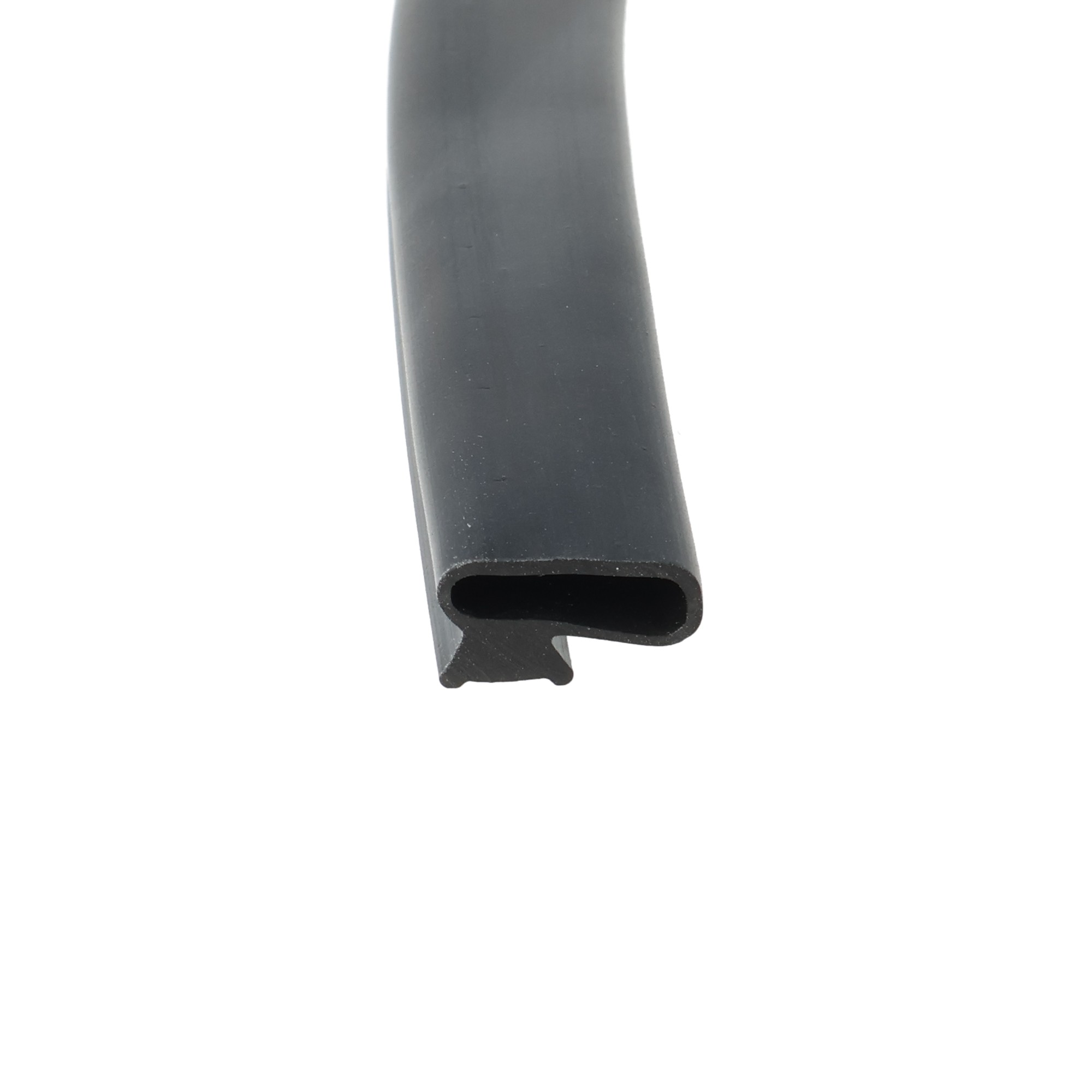 uszczelka-burty-samochodowej-lita-guma-7-x-6-x-15mm-czarna-029002-6 - Centrum uszczelek Close-up of a black cylindrical plastic tube with a square cutout at the end of the tube.