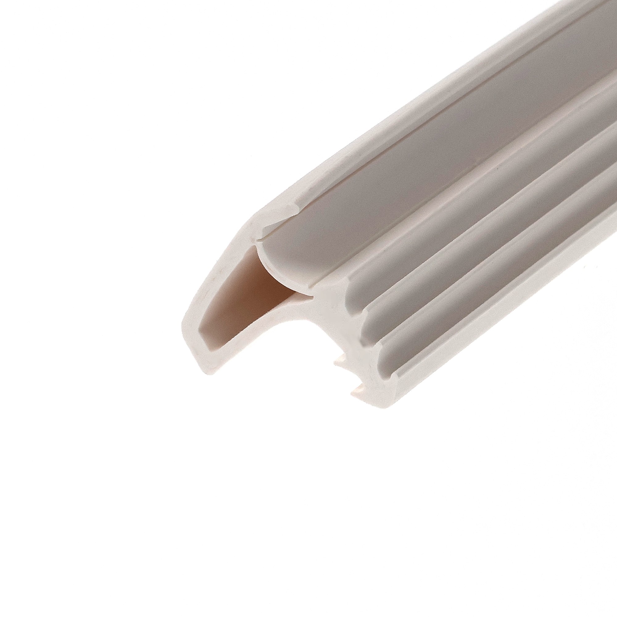 uszczelka-do-drzwi-i-oscieznic-stalowych-biala-l-5-mb-09-677-2 - Centrum uszczelek Close-up of a white plastic object with curved edge and multiple parallel grooves or slots, photographed at an angle.