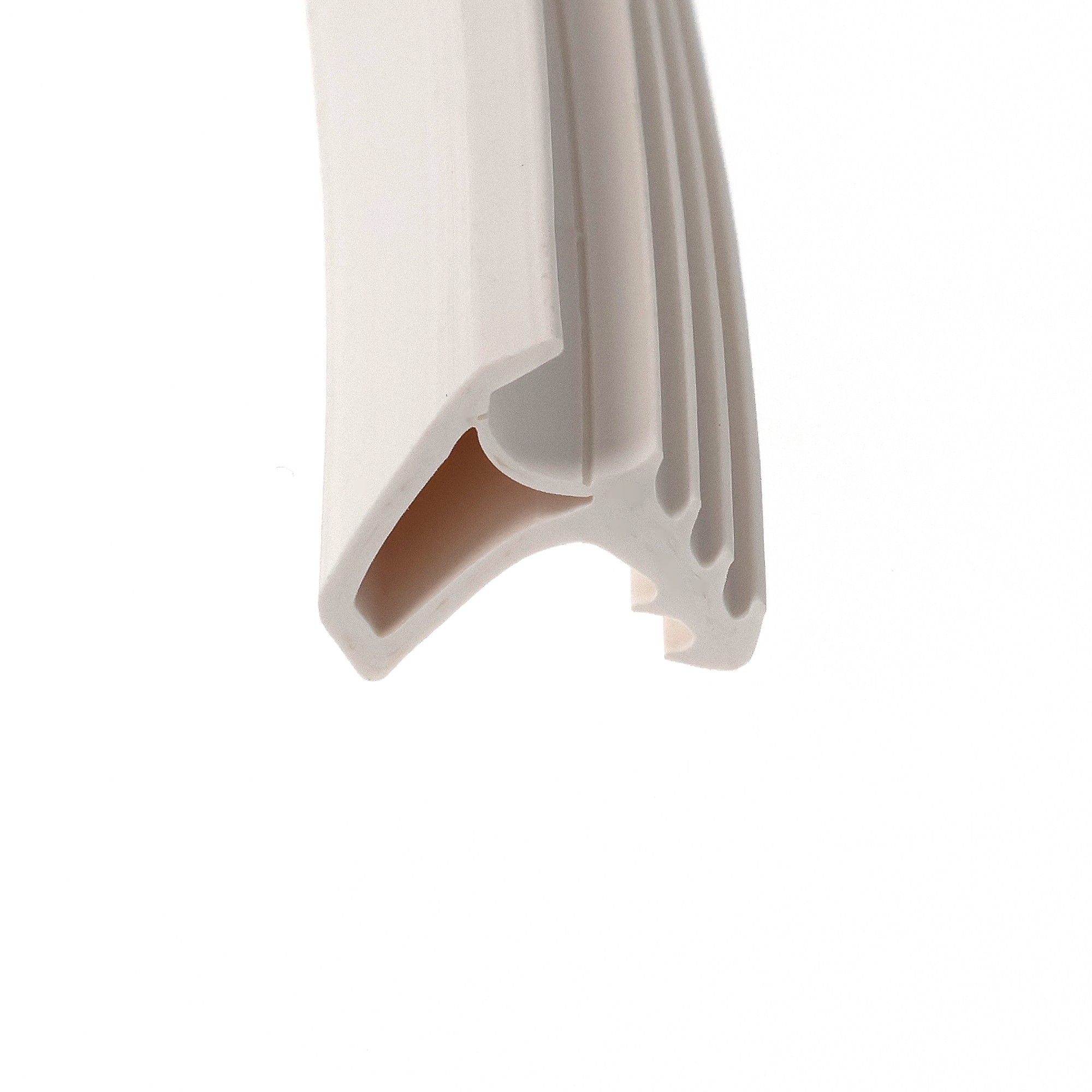 uszczelka-do-drzwi-i-oscieznic-stalowych-biala-l-5-mb-09-677-3 - Centrum uszczelek Close-up of a white plastic object with curved edges against a plain white background, showing a notch or clip area.