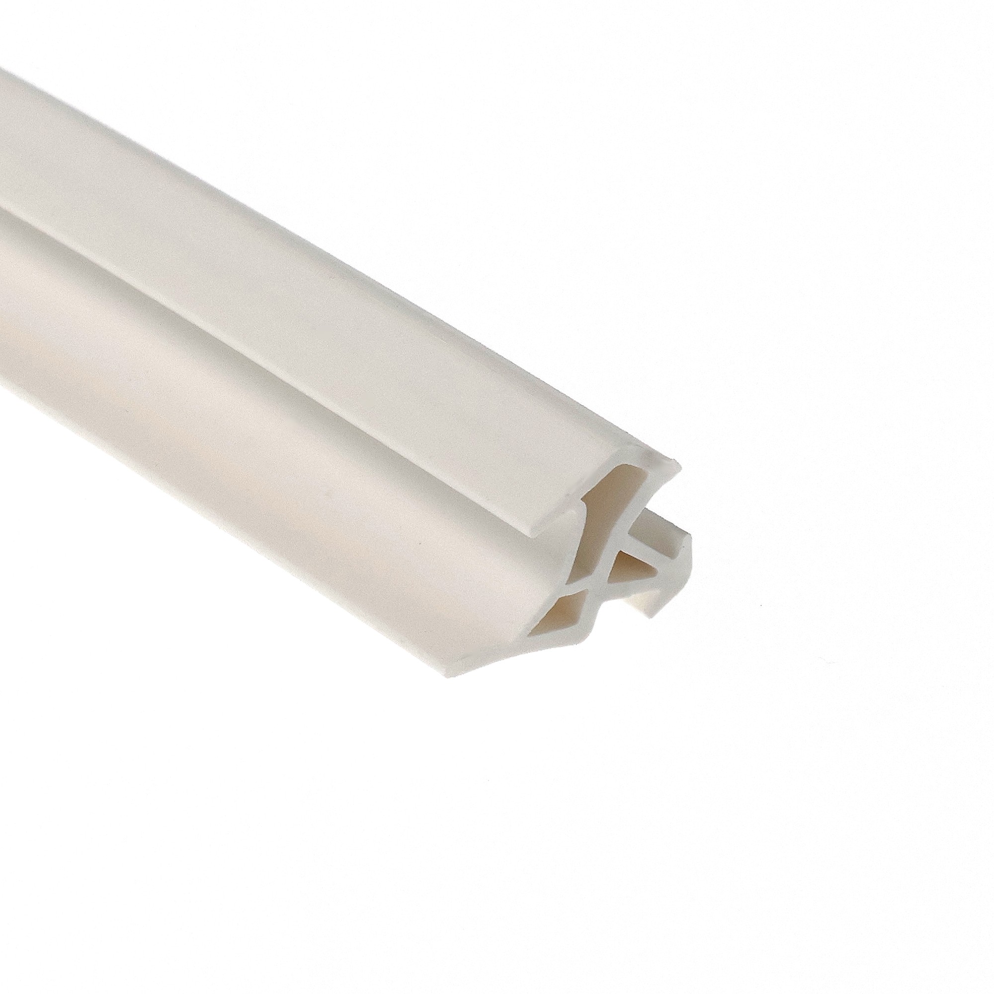 uszczelka-do-drzwi-wewnetrznych-drewnianych-ac5611-primo-biala-82-561-01-1 - Centrum uszczelek Close-up of a white plastic tube with rectangular cutouts and tabs, angled across a white background.