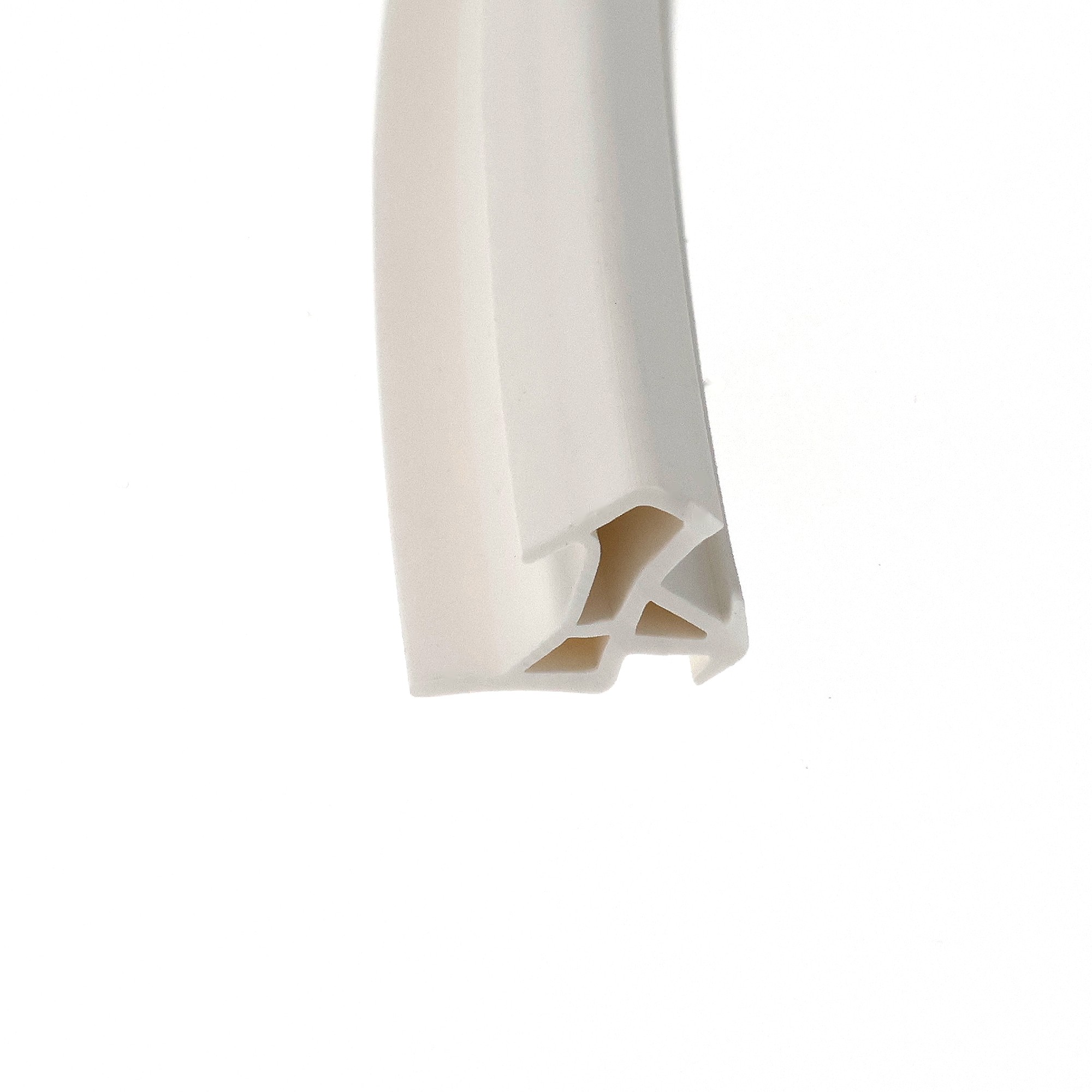 uszczelka-do-drzwi-wewnetrznych-drewnianych-ac5611-primo-biala-82-561-01-3 - Centrum uszczelek Close-up of a white plastic tube with a beige connector at one end, angled against a white background.
