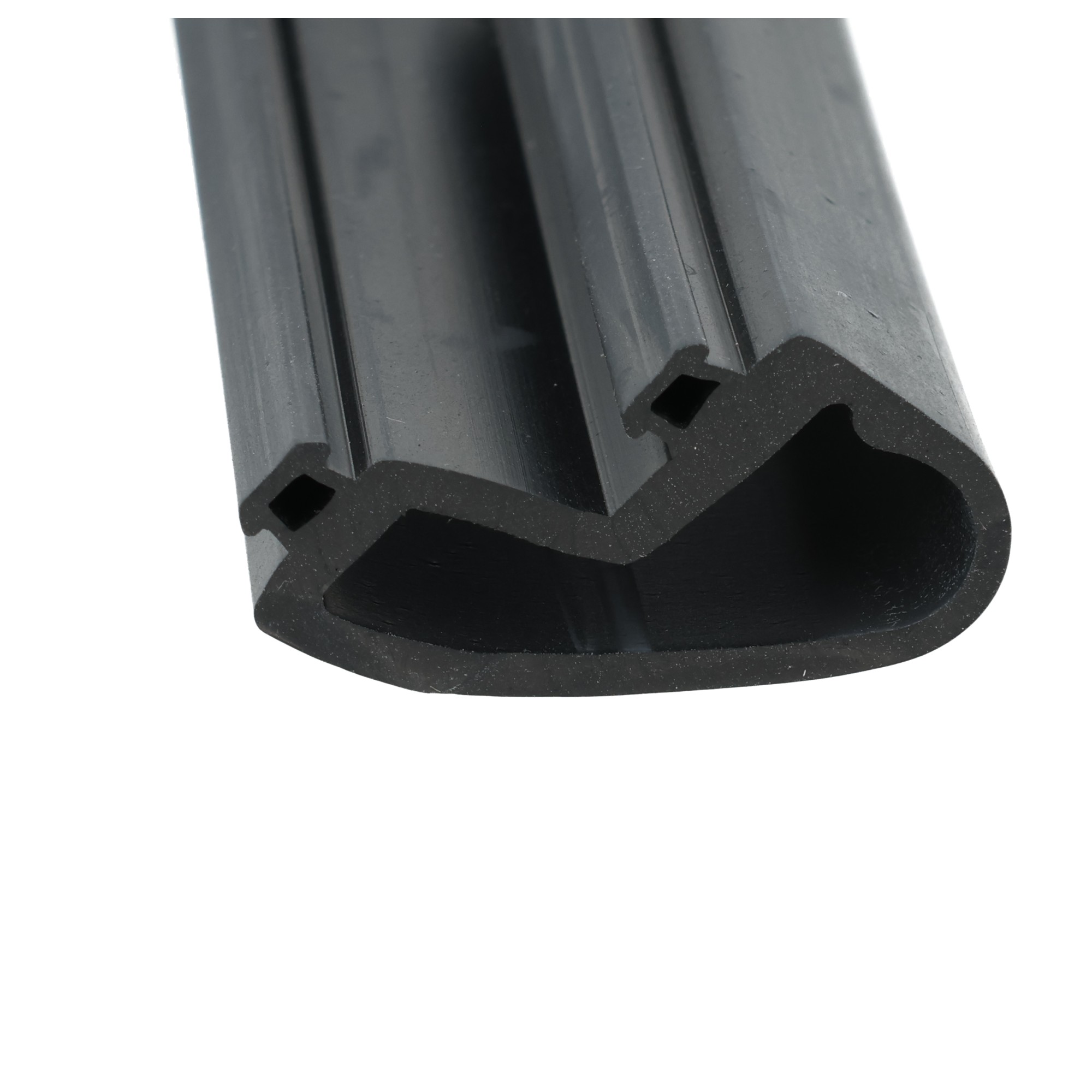 uszczelka-dolna-drzwi-roletowych-wsuwana-gumowa-15-x-25mm-czarna-21-205-4 - Centrum uszczelek Close-up of a black plastic part with vertical grooves and notch cutouts on a curved edge.