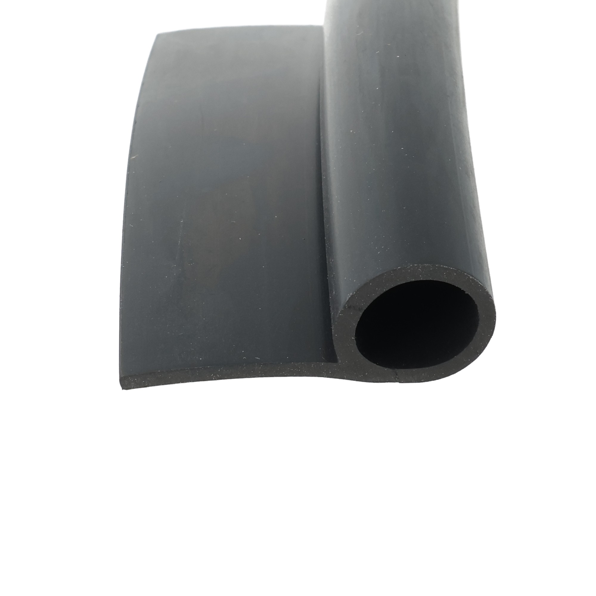 uszczelka-drzwi-gumowa-typ-p-2-x-17-x-43mm-czarna-39-617-1 - Centrum uszczelek Close-up of a dark gray metal part formed by a rectangular block attached to a vertical cylindrical tube with a circular opening at the bottom right edge.