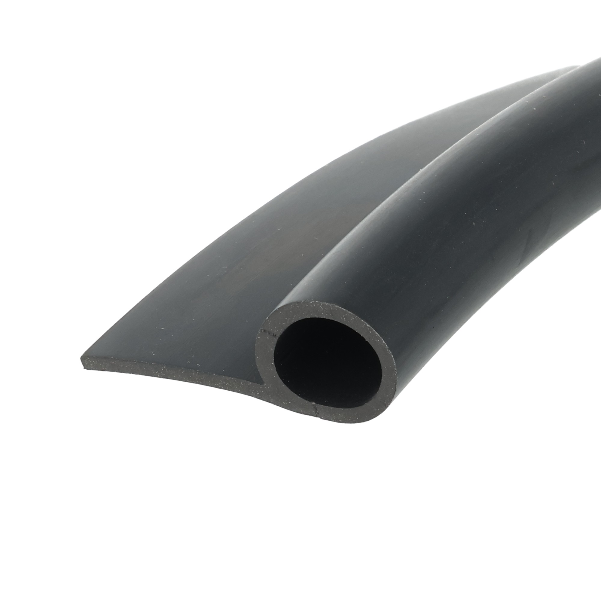 uszczelka-drzwi-gumowa-typ-p-2-x-17-x-43mm-czarna-39-617-2 - Centrum uszczelek Close-up of a black metal tube with a circular hole at its end on a white background.