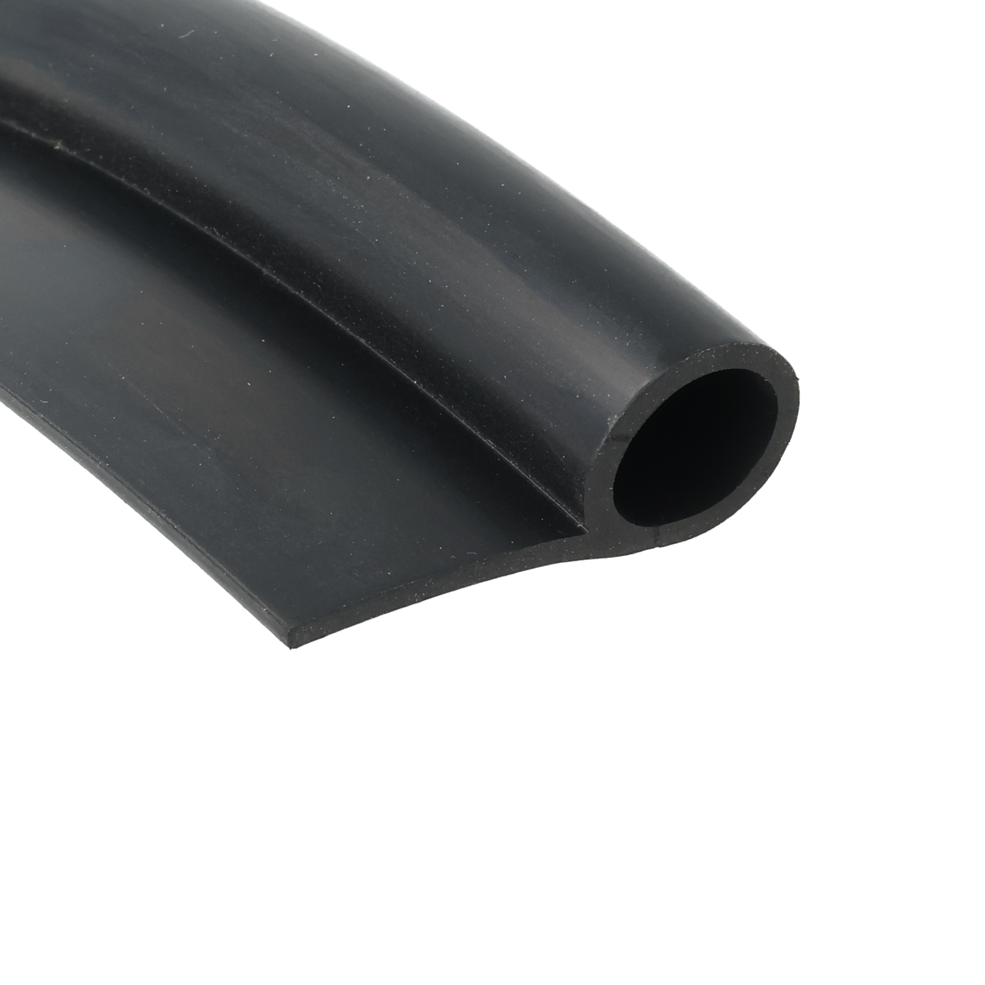 uszczelka-drzwi-gumowa-typ-p-2-x-17-x-43mm-czarna-39-617-3 - Centrum uszczelek Close-up of a black rubber hose with a round hollow end against a white background, showing slight scuff marks and texture.