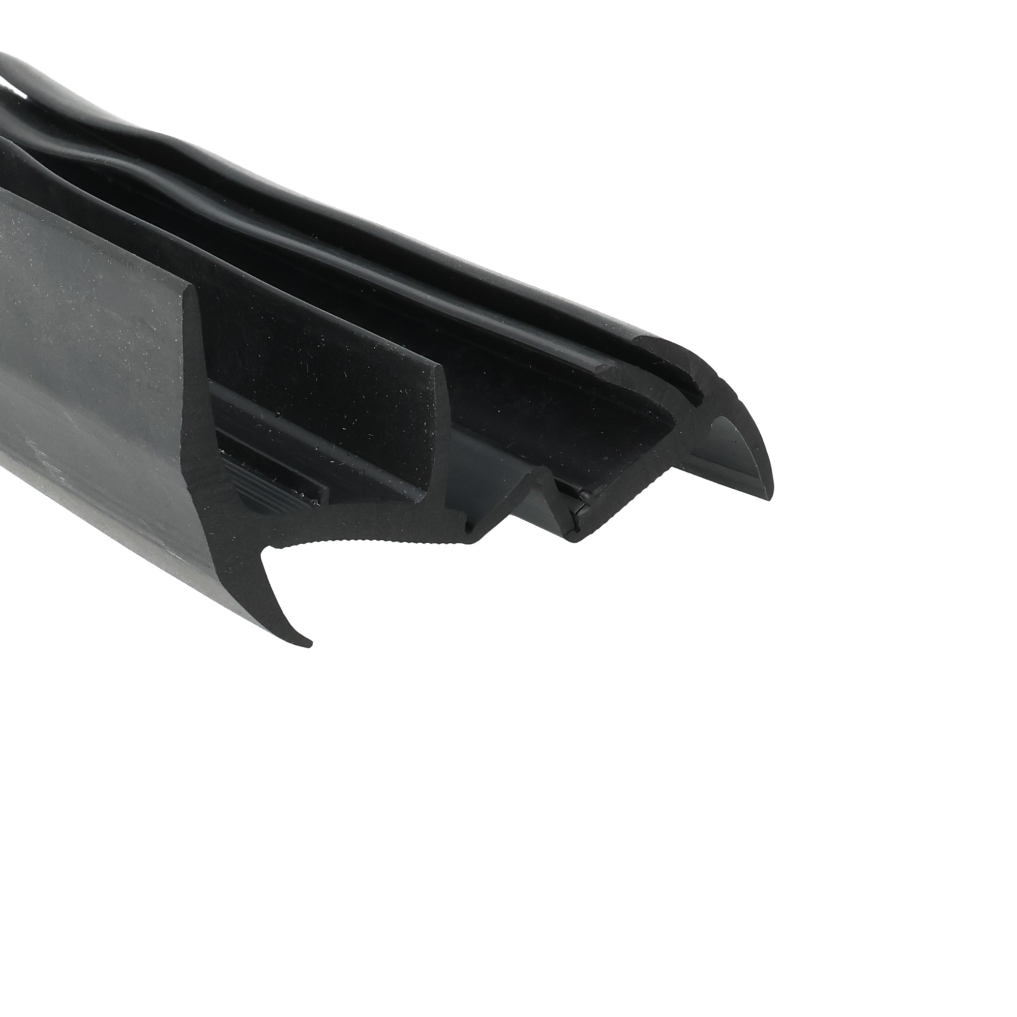 uszczelka-drzwi-naczepy-gumowa-52-72-mm-czarna-39-445-1 - Centrum uszczelek Close-up of a black plastic object with curved, blade-like prongs resembling a small rake or comb.