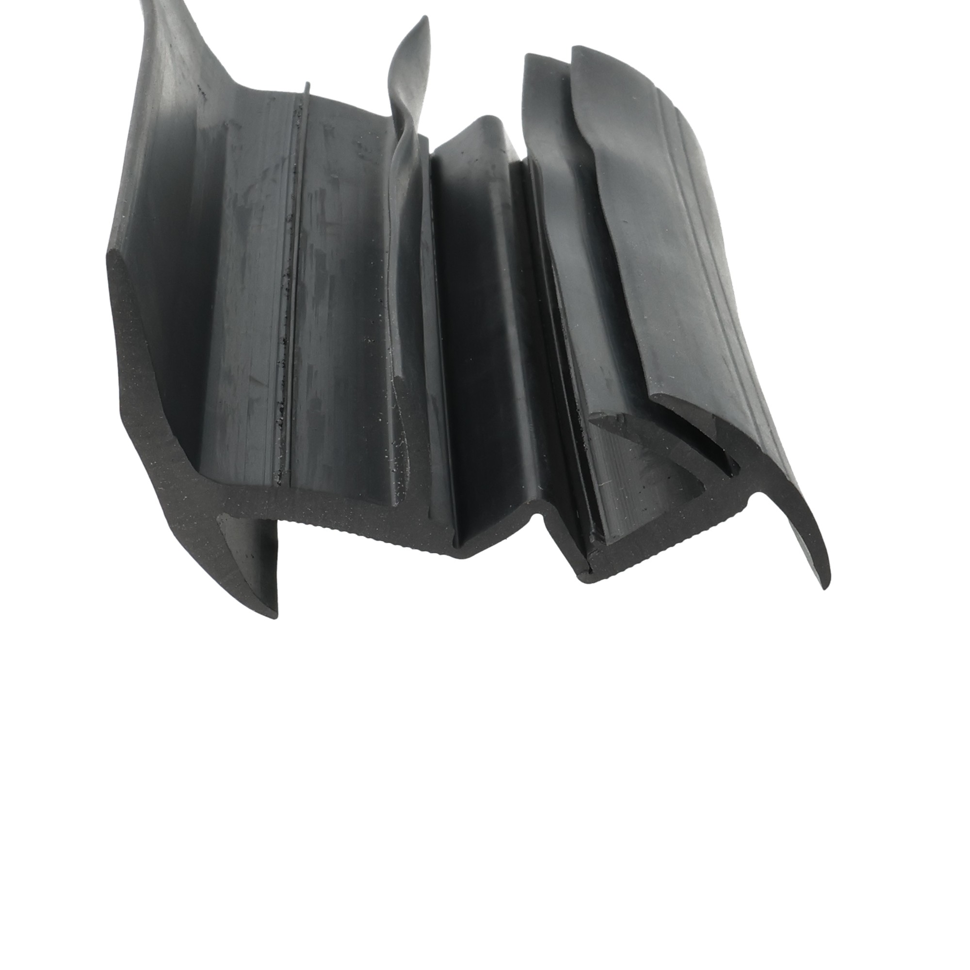 uszczelka-drzwi-naczepy-gumowa-52-72-mm-czarna-39-445-3 - Centrum uszczelek Close-up of black rubber weatherstripping with curved fins, likely a car door seal.