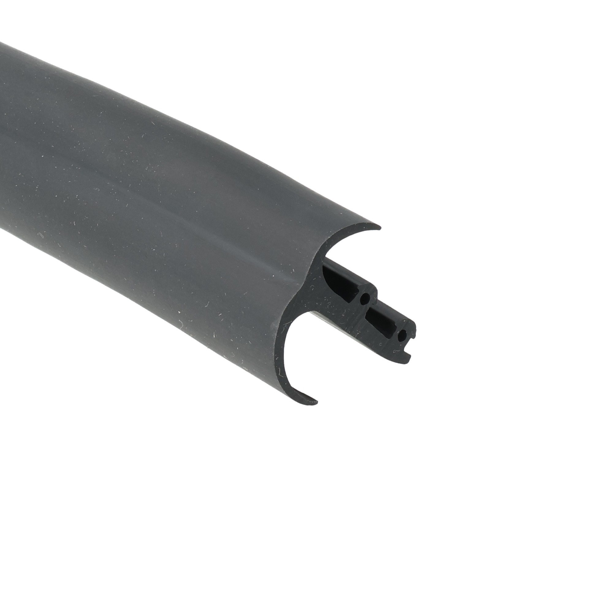uszczelka-drzwi-naczepy-srodkowa-gumowa-czarna-12-203-01-1 - Centrum uszczelek Close-up of a matte black curved plastic piece with a rounded open end and small cutouts along the edge in a diagonal view