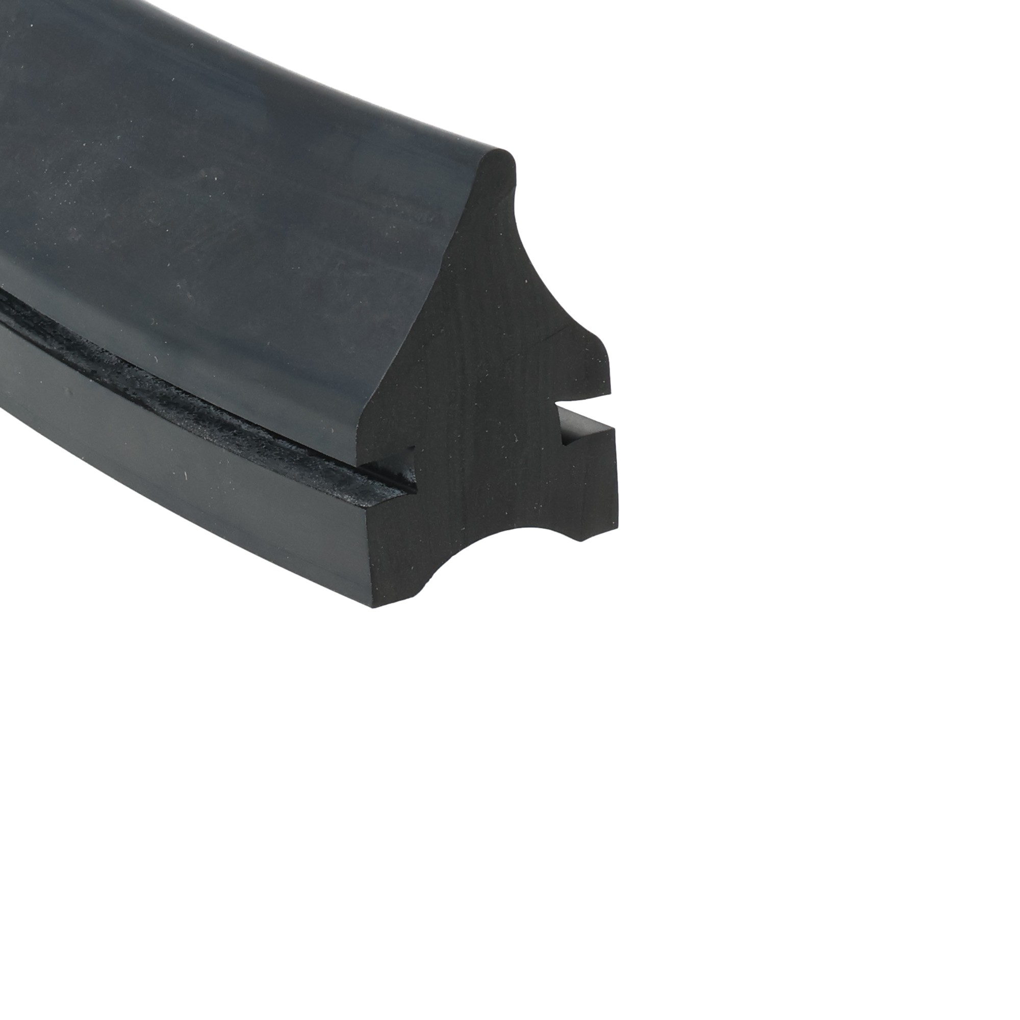 uszczelka-drzwi-naczepy-wywrotki-gumowa-lita-29-x-37mm-czarna-029300-1 - Centrum uszczelek Close-up of a black plastic object with a curved top edge and a rectangular base, viewed from the side