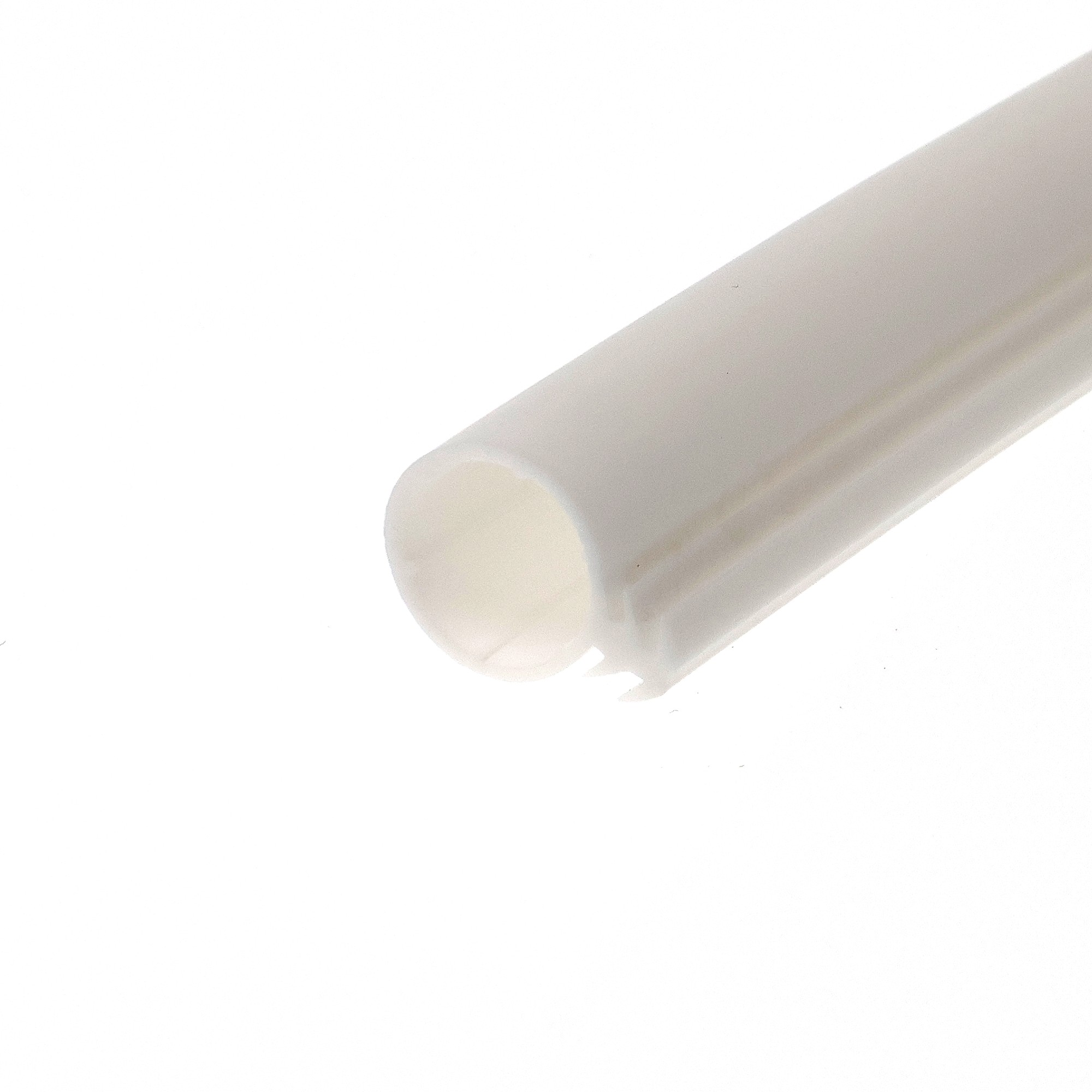 uszczelka-drzwi-sauny-wsuwana-fi-12-x-5mm-biala-95-512-2 - Centrum uszczelek Close-up of a white cylindrical tube diagonally oriented across a white background.