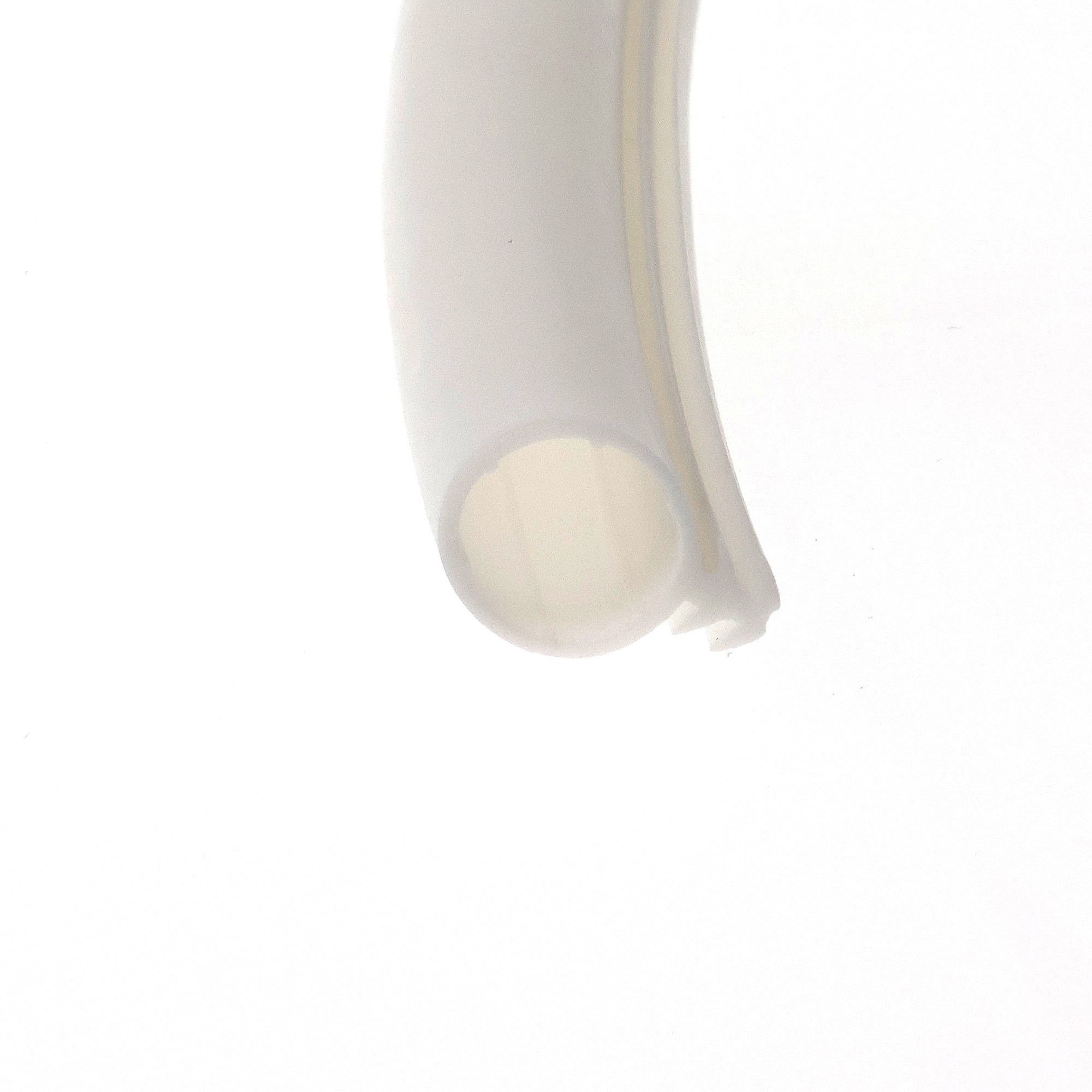 uszczelka-drzwi-sauny-wsuwana-fi-12-x-5mm-biala-95-512-3 - Centrum uszczelek Close-up of a pale white curved plastic tube against a white background, abstract detail.