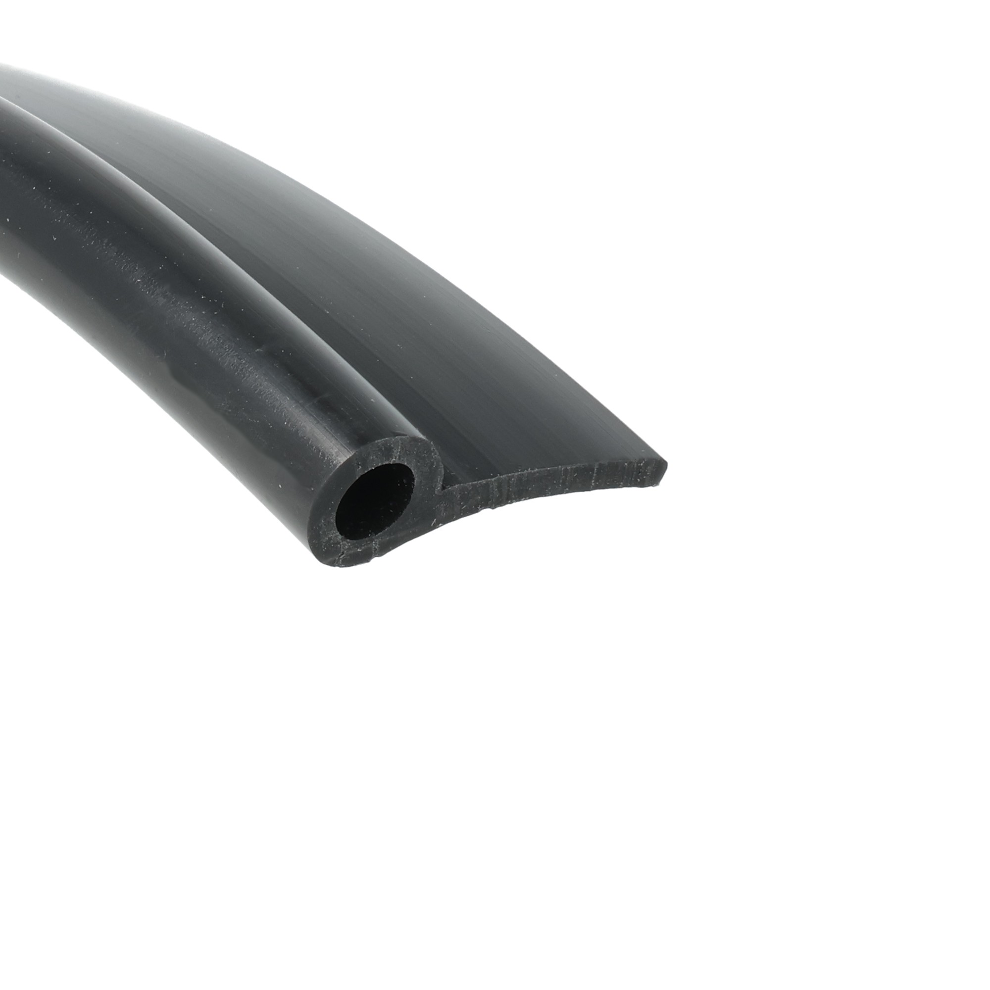 uszczelka-drzwi-silikonowa-typ-p-3-x-10-x-30mm-czarna-023090-01-2 - Centrum uszczelek Close-up of a black curved cylindrical tube with a hollow circular end against a white background.