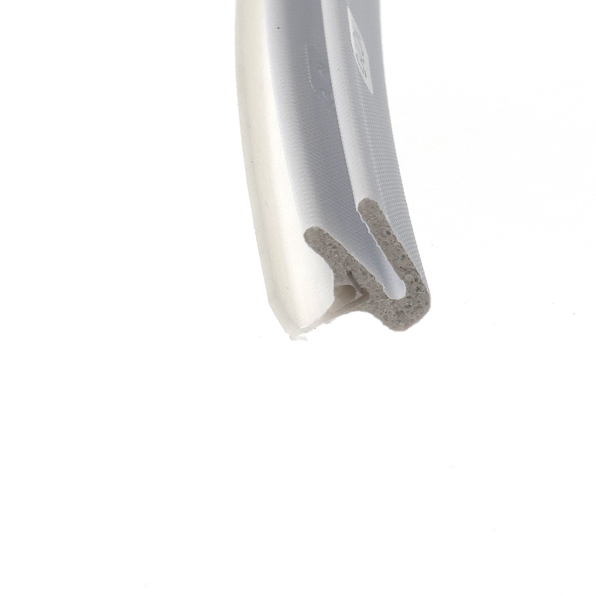 uszczelka-drzwi-wewnetrznych-drewnianych-qlon-3113-bialy-014809-1 - Centrum uszczelek Close-up of a white plastic object with rough beige inserts against a plain white background.