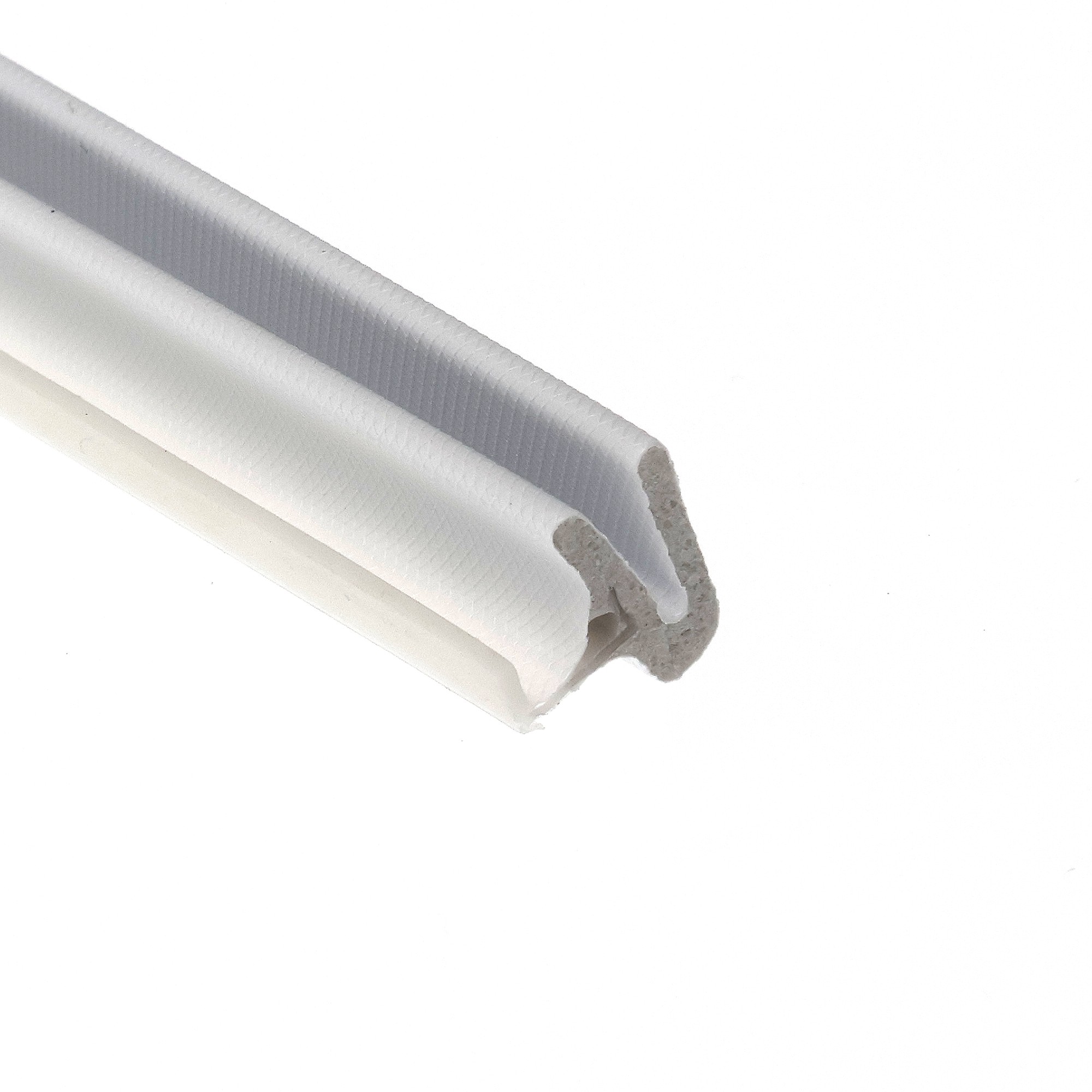 uszczelka-drzwi-wewnetrznych-drewnianych-qlon-3113-bialy-014809-3 - Centrum uszczelek Three white corrugated paper tubes lying diagonally on a white background, showing hollow ends in profile.