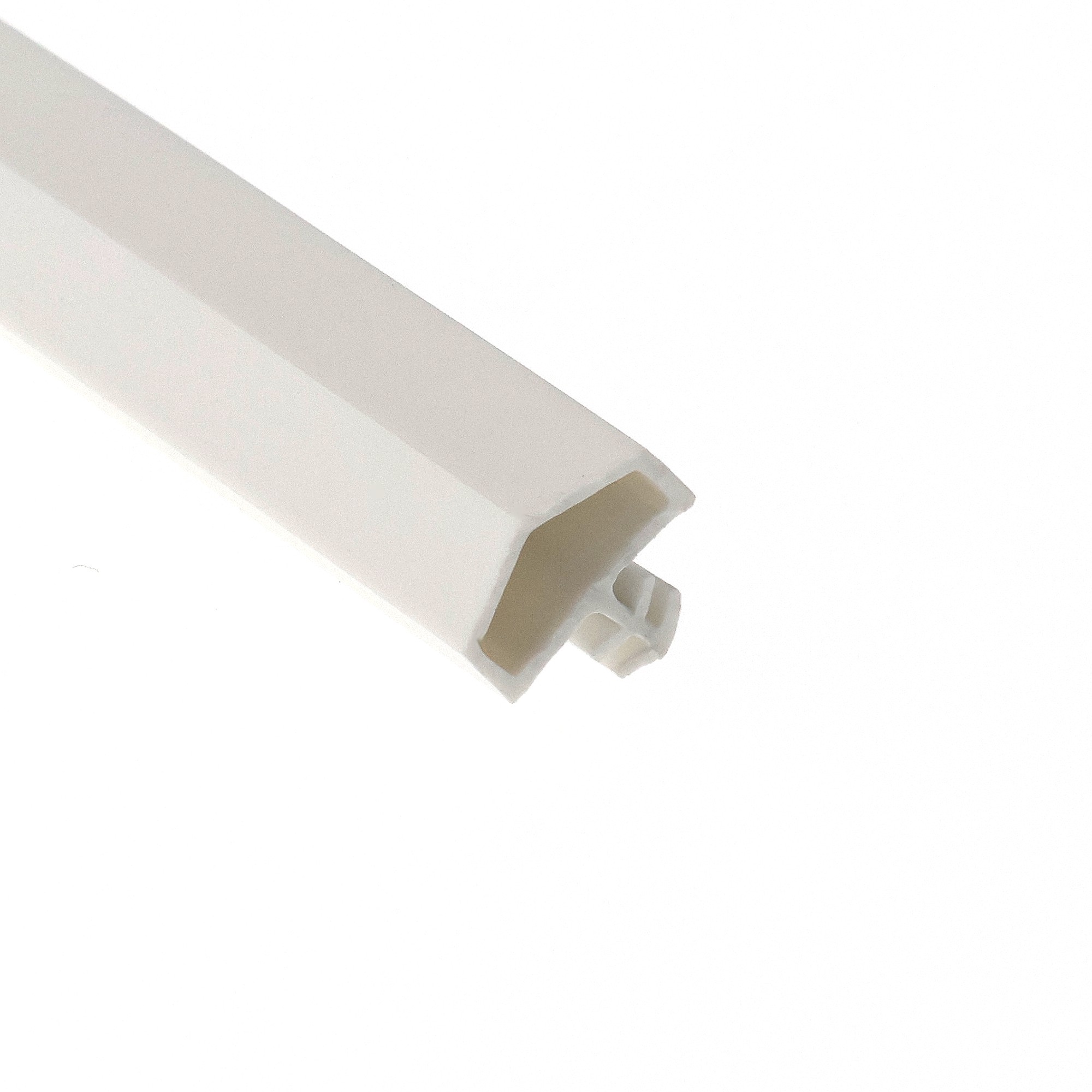uszczelka-drzwi-wewnetrznych-drewnianych-s-7292-deventer-biala-09-681-1 - Centrum uszczelek Close-up of a white plastic cylindrical object with a beige interior and a curved notch, photographed at an angle.