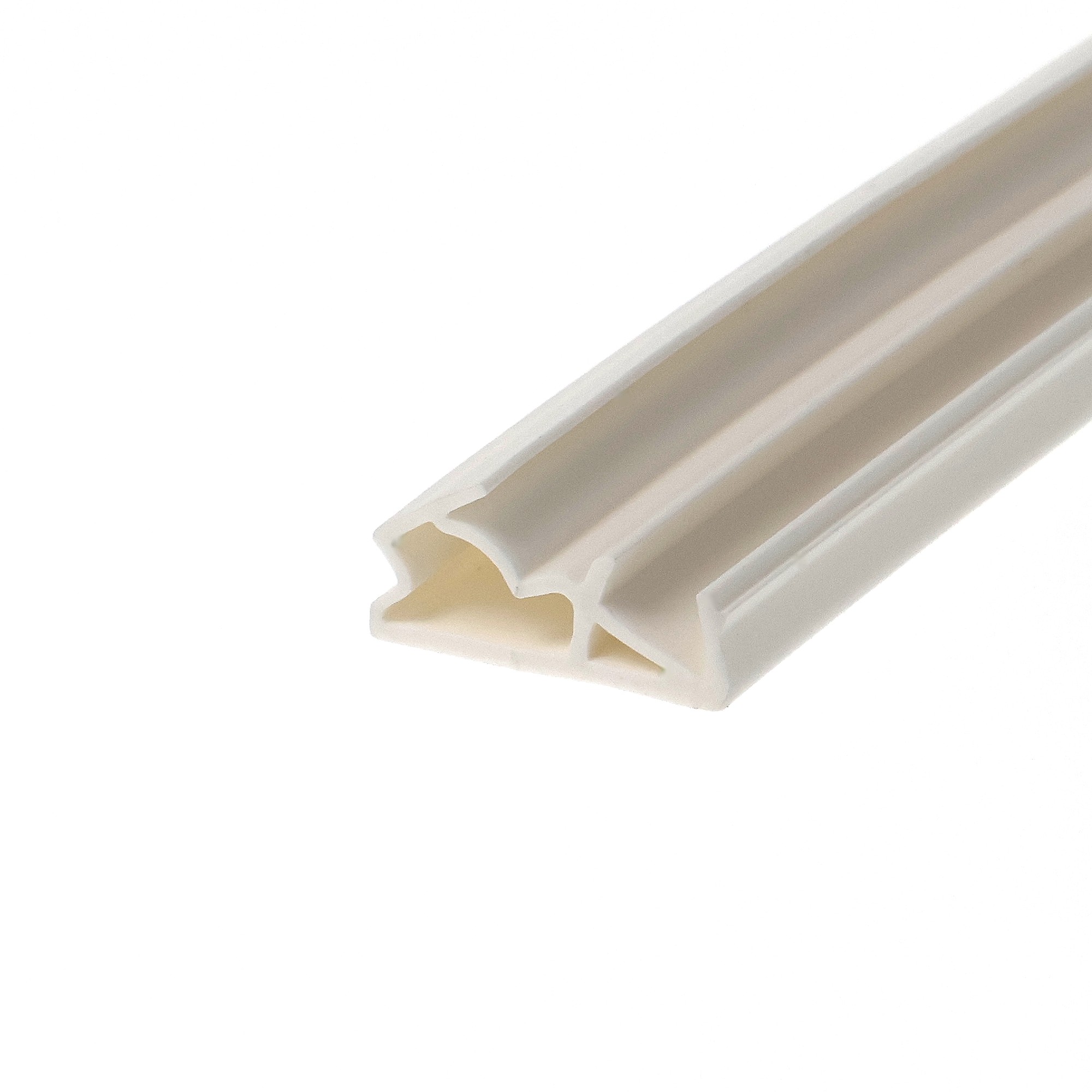 uszczelka-drzwi-zewnetrznych-s-6512-deventer-biala-09-787-2 - Centrum uszczelek Close-up of white plastic rail or moulding with a diagonal beige interior channel.