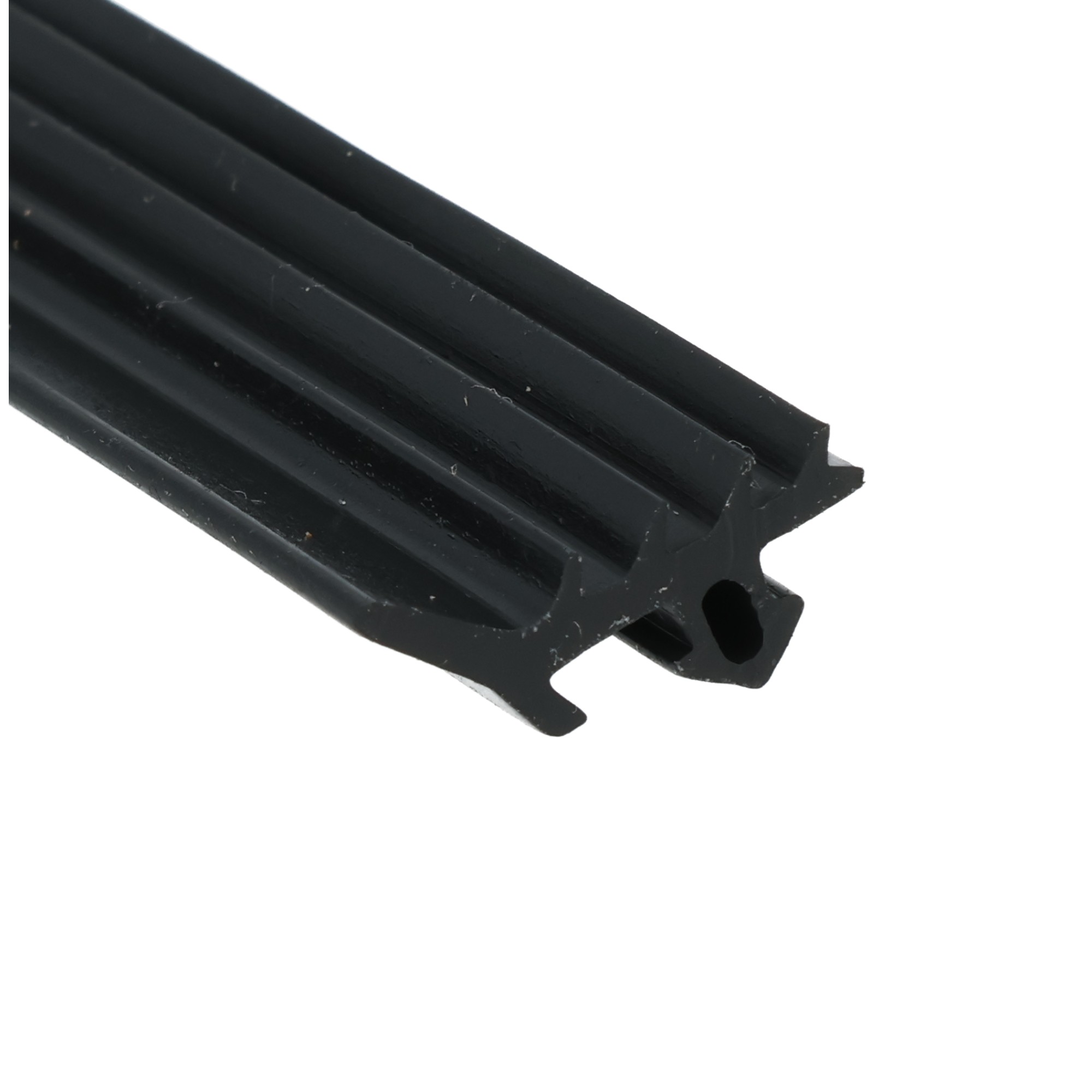 uszczelka-epdm-do-okien-pcv-s-1124-12-821-2 - Centrum uszczelek Close-up view of a black ribbed plastic extrusion with parallel grooves.