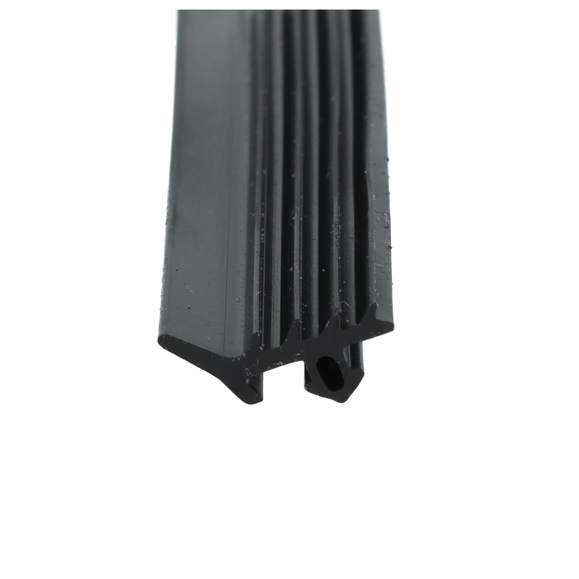 uszczelka-epdm-do-okien-pcv-s-1124-12-821-5 - Centrum uszczelek Close-up of a black plastic component with several vertical grooves along the edge.