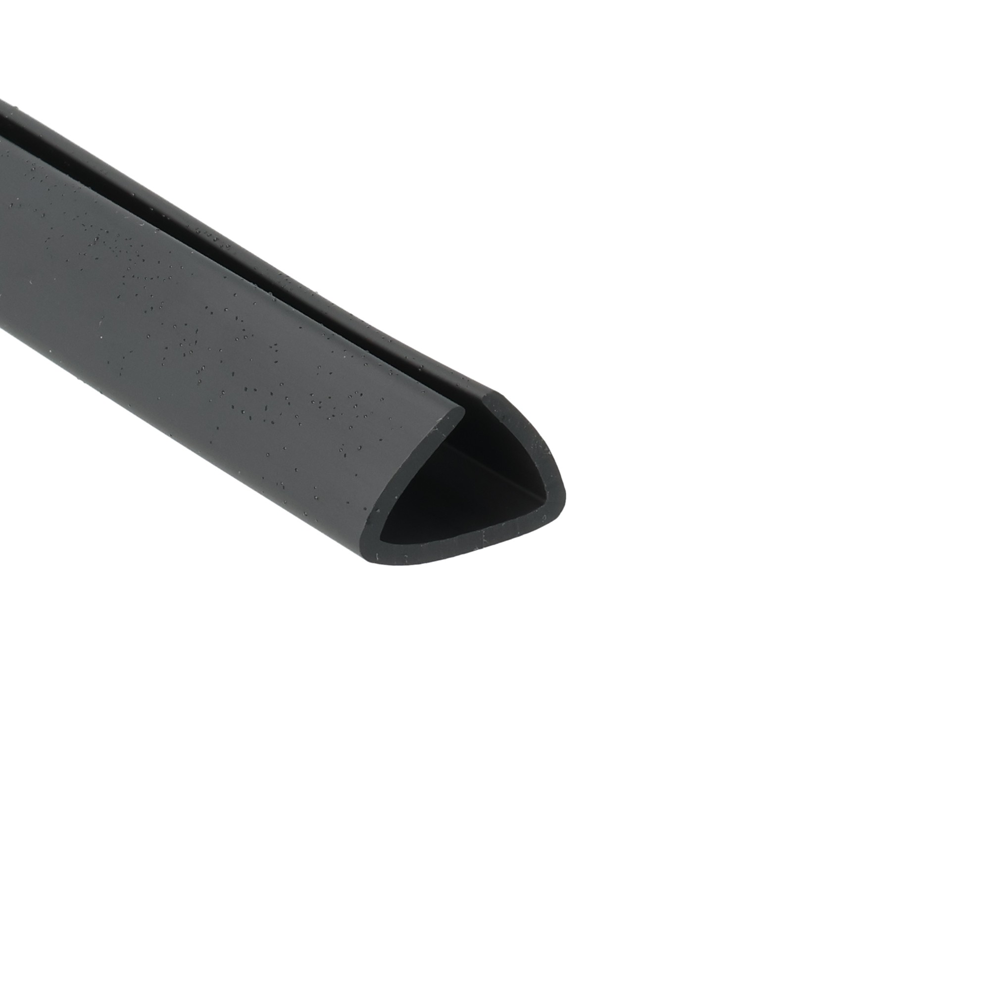 uszczelka-krawedziowa-20mm-czarna-12-315-01-1 - Centrum uszczelek Close-up of a black plastic clip or clamp with water droplets on its surface against a white background.