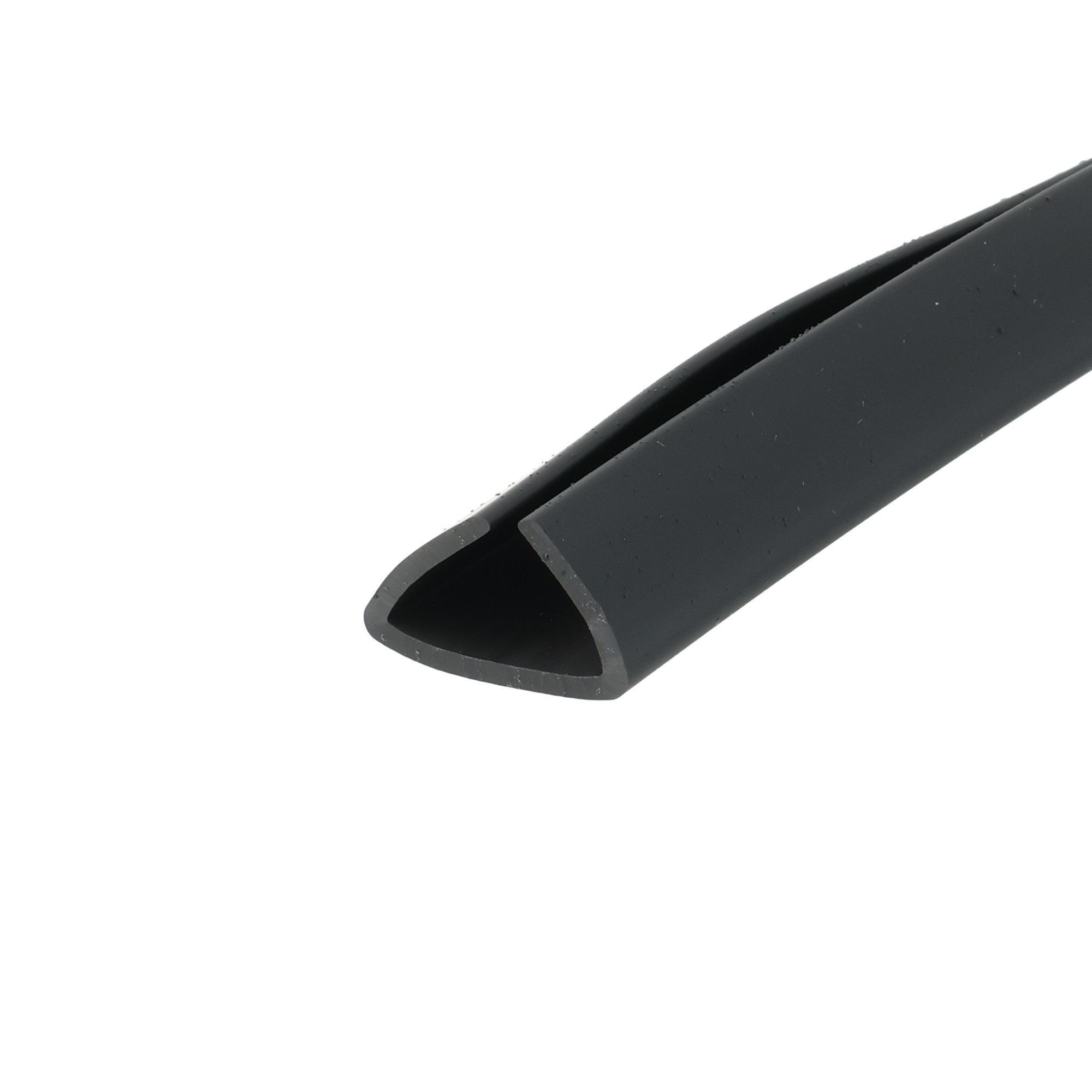 uszczelka-krawedziowa-20mm-czarna-12-315-01-2 - Centrum uszczelek Close-up of a black curved cylindrical tube or pipe with a rounded open end, diagonally oriented across the image.