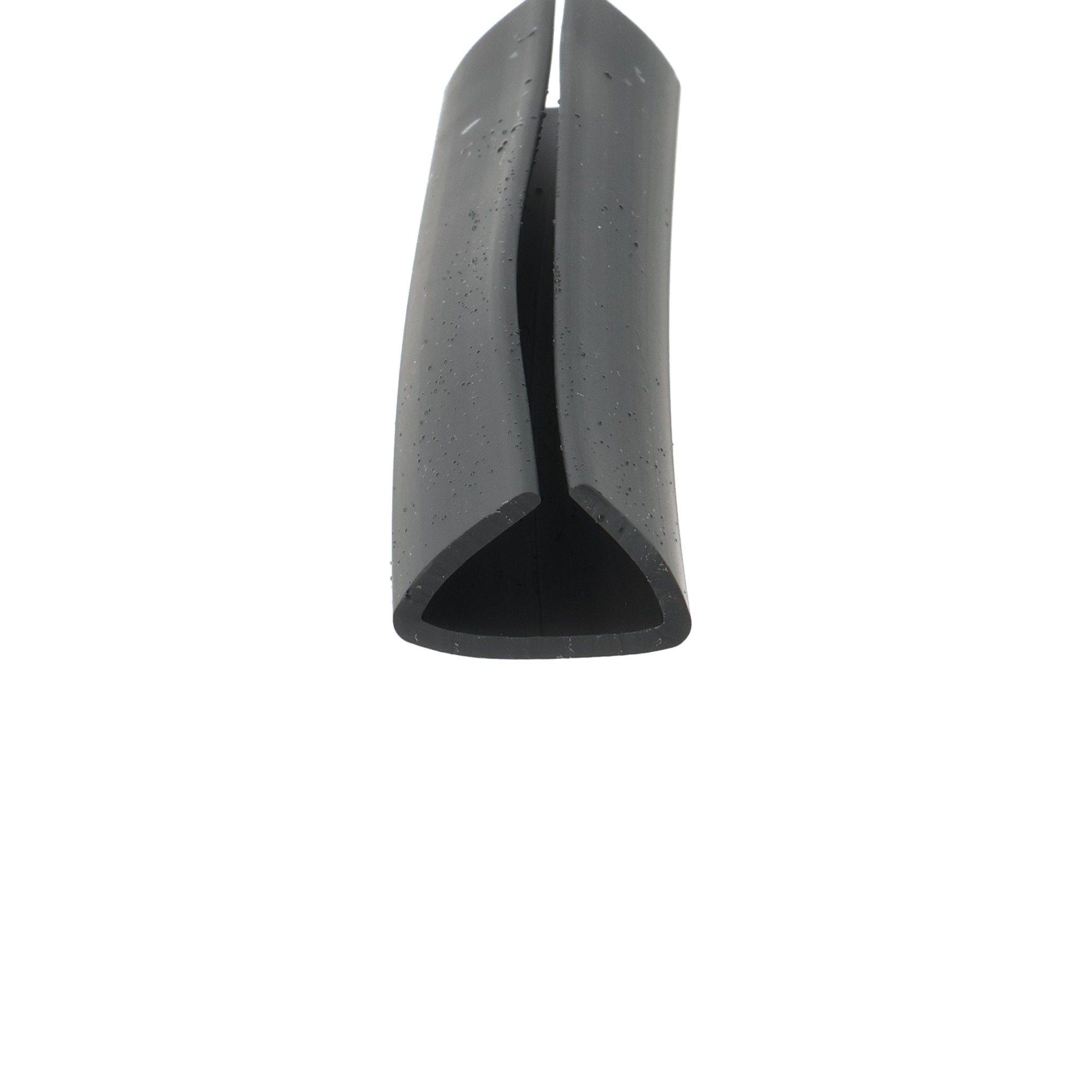 uszczelka-krawedziowa-20mm-czarna-12-315-01-3 - Centrum uszczelek Close-up of a dark glossy blade-like object with a central slit, against a white background.