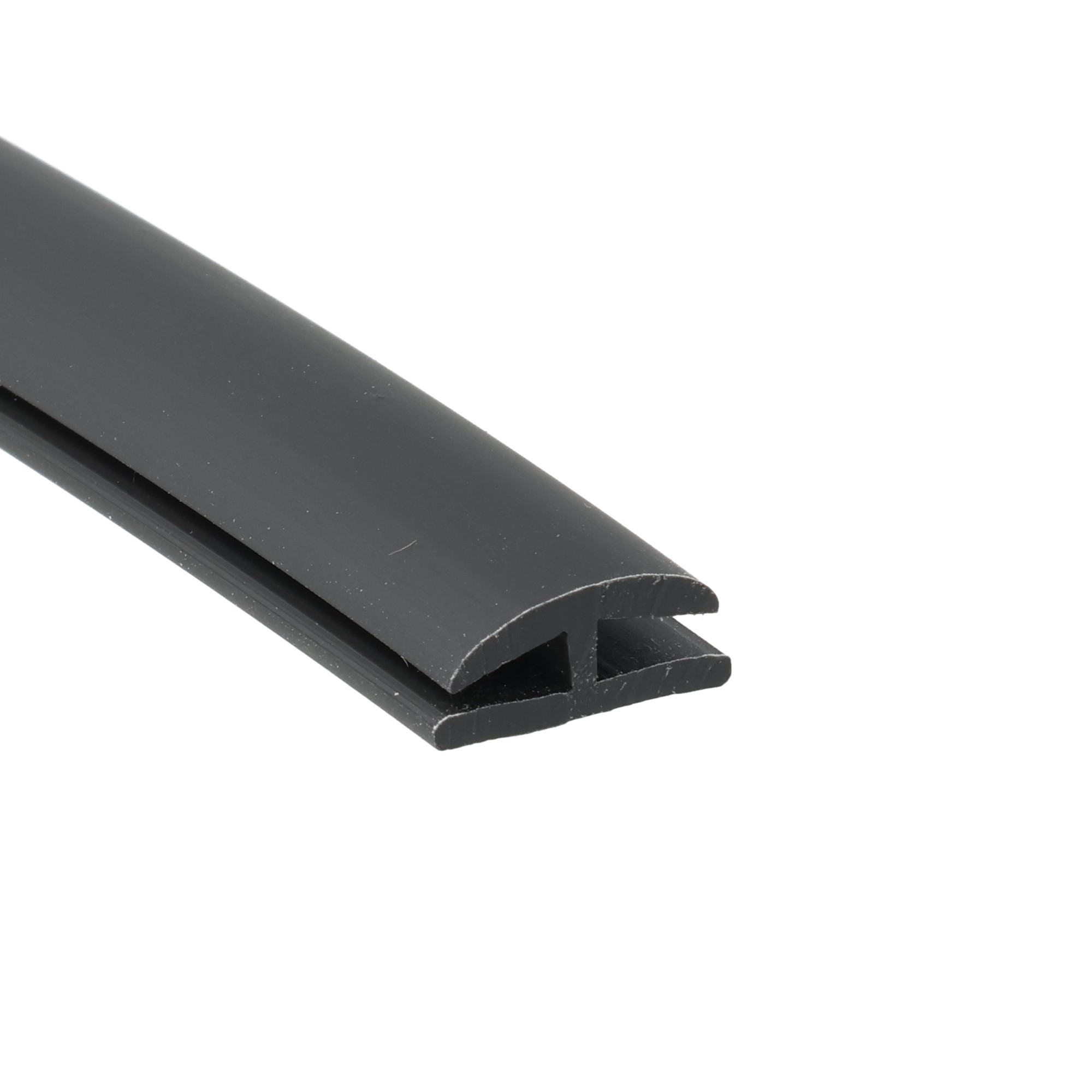 uszczelka-krawedziowa-do-szyby-plyty-poliweglanowej-miekkie-pvc-typ-h-3-x-12-x-14mm-czarna-12-321-01-1 - Centrum uszczelek Close-up of a black plastic rail with a curved end, shown at an angle against a white background.