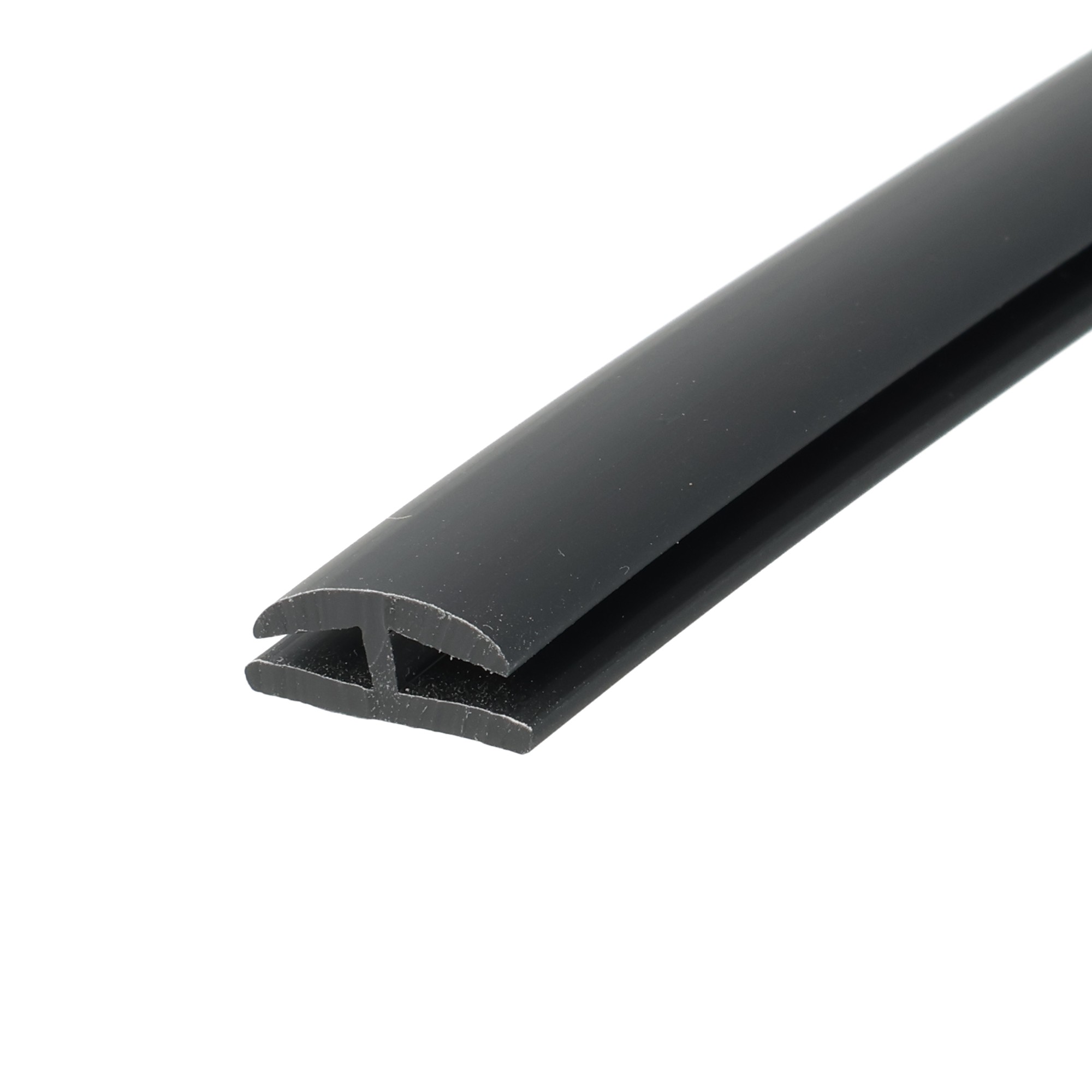 uszczelka-krawedziowa-do-szyby-plyty-poliweglanowej-miekkie-pvc-typ-h-3-x-12-x-14mm-czarna-12-321-01-2 - Centrum uszczelek Close-up of a black cylindrical rod with a semicircular notch at its tip, angled diagonally across a white background.