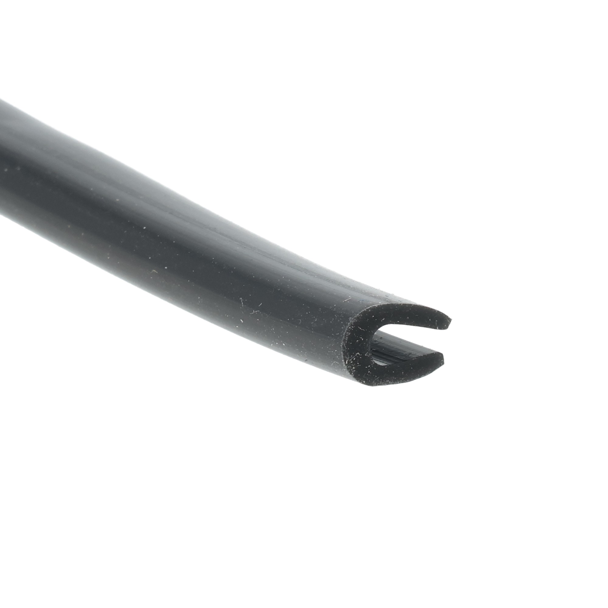 uszczelka-krawedziowa-lity-silikon-2-x-5-x-9mm-czarna-023810-2 - Centrum uszczelek Close-up of a black cylindrical rod with a curved notch at the end, set against a white background.