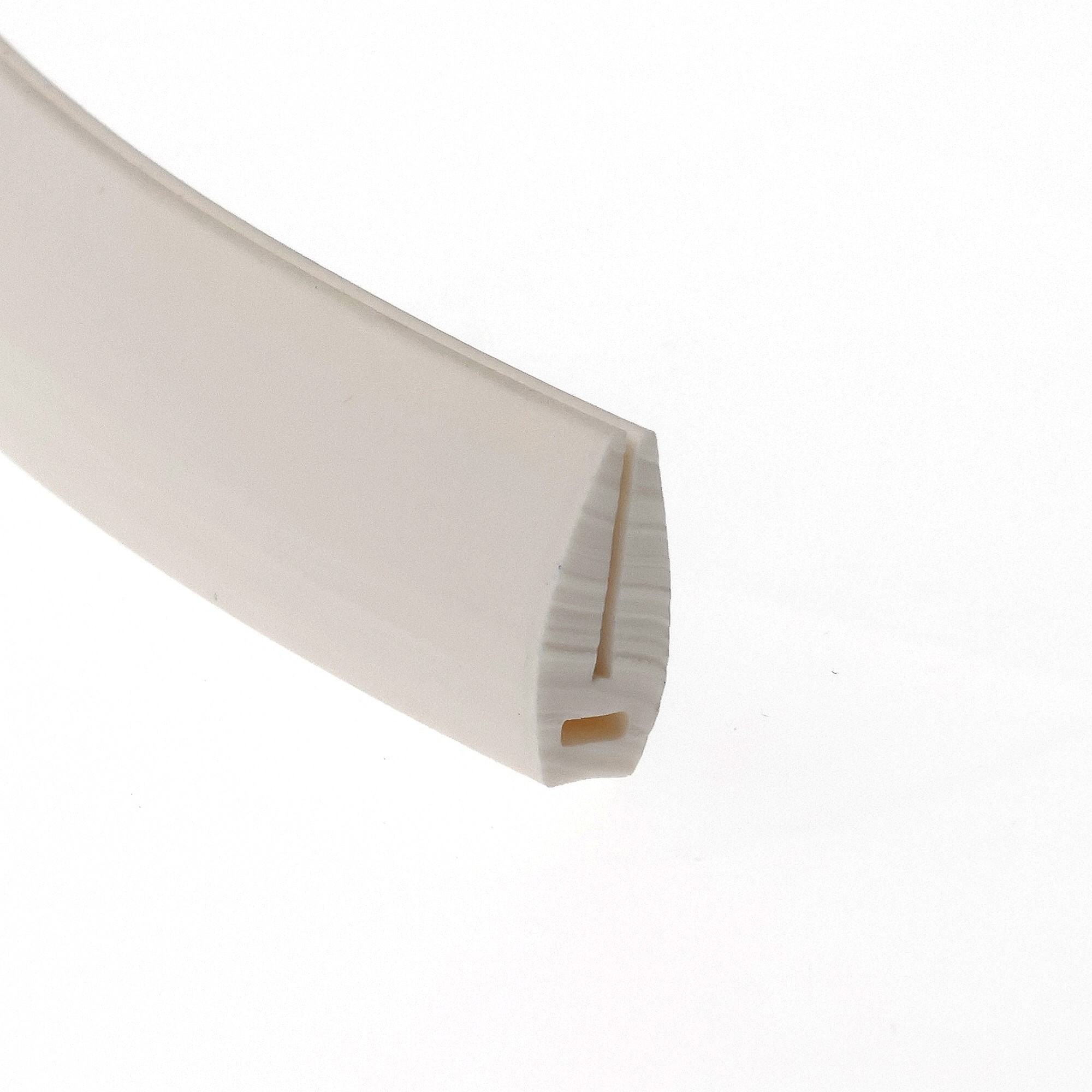 uszczelka-krawedziowa-miekkie-pvc-1-16-x-7-x-15mm-biala-12-322-1 - Centrum uszczelek Corner of a white cardboard box with a folded edge and tab showing along a seam plie.