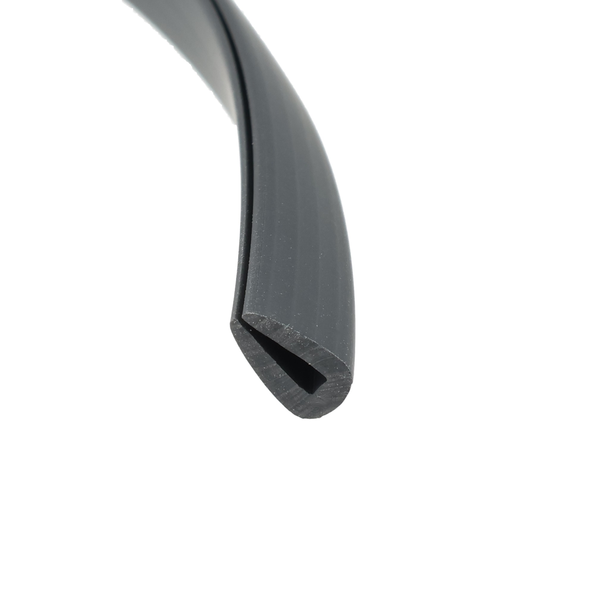 uszczelka-krawedziowa-miekkie-pvc-2-x-5-x-10mm-czarna-12-313-3 - Centrum uszczelek Close-up of a dark curved metal blade edge against a white background, showing a sharp lower tip.