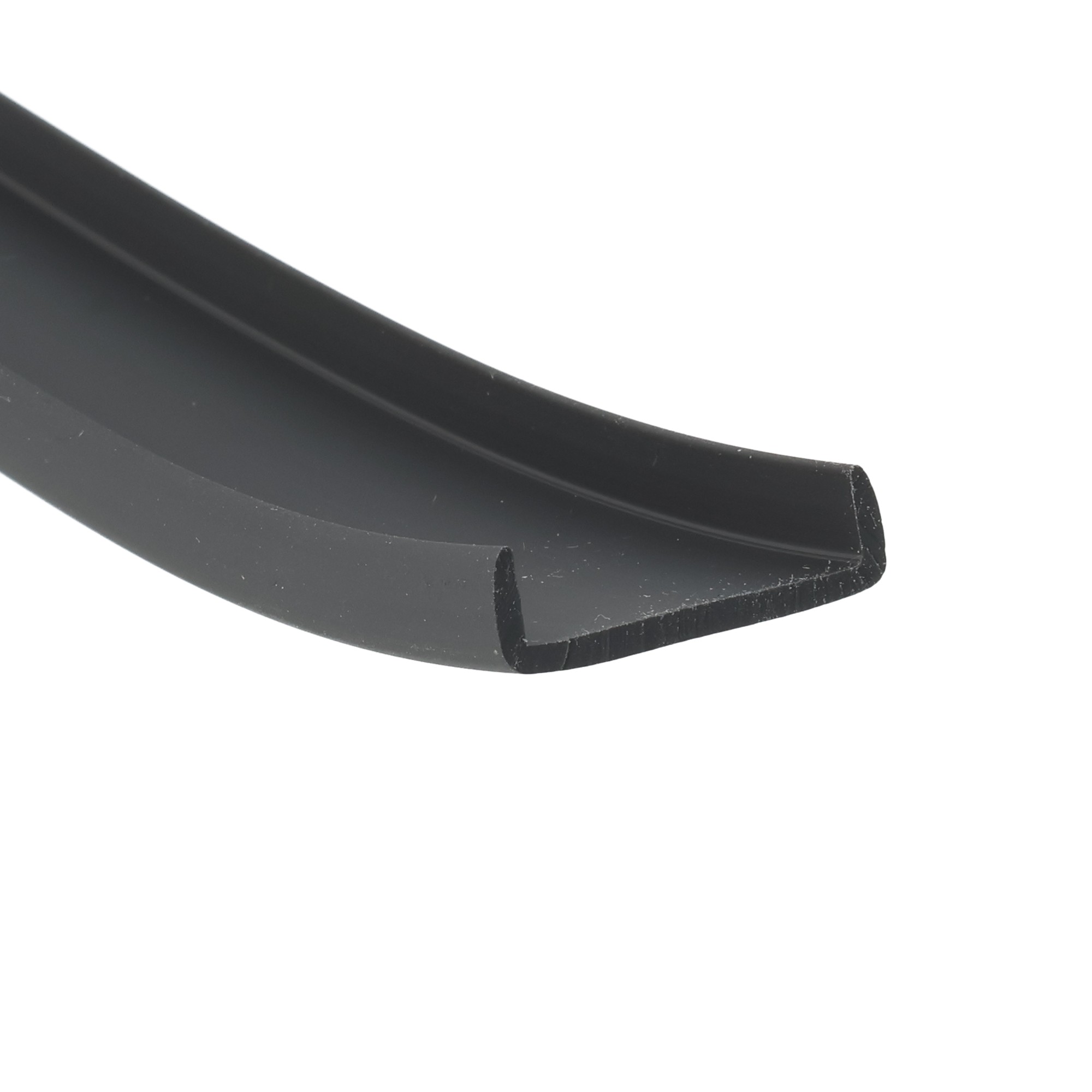 uszczelka-krawedziowa-miekkie-pvc-25-x-8-x-29mm-czarna-12-315-03-1 - Centrum uszczelek Close-up of a black curved plastic piece with a rounded edge on a white background.