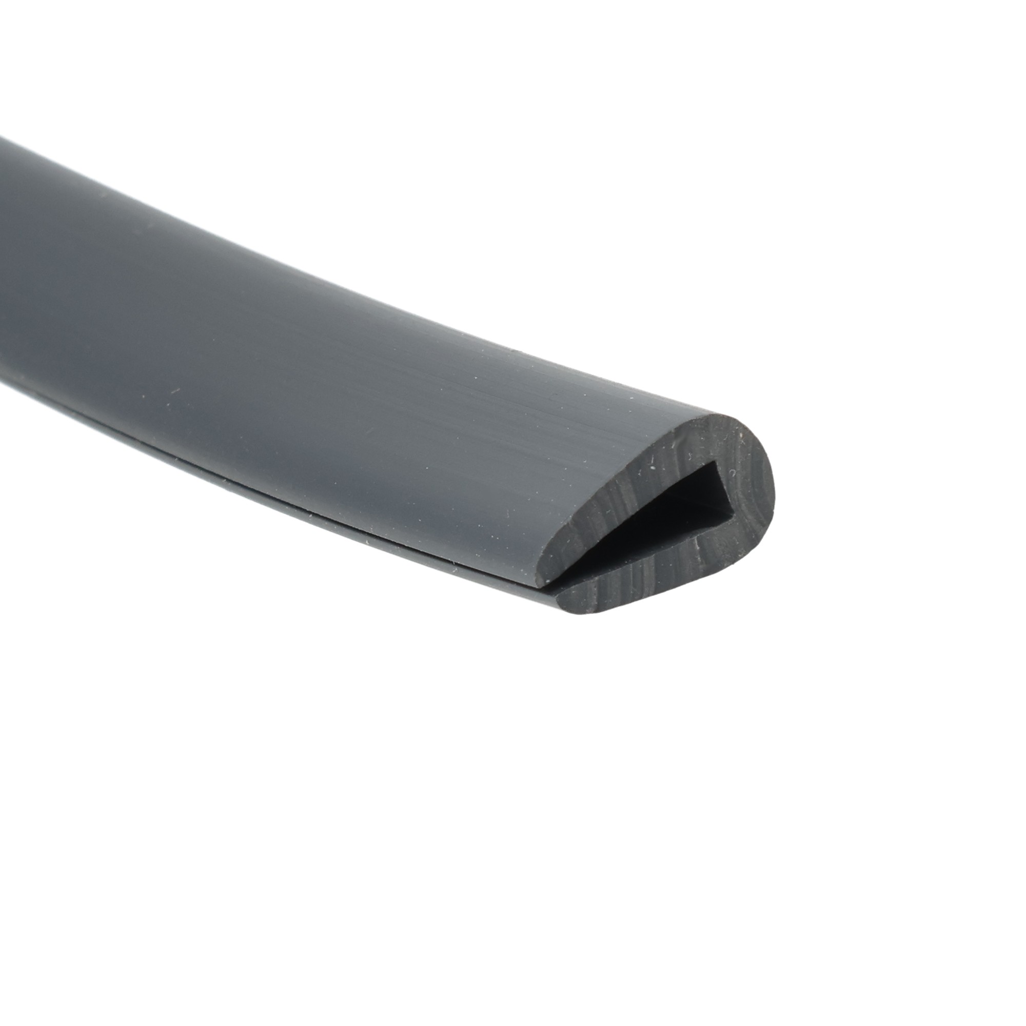 uszczelka-krawedziowa-miekkie-pvc-3-x-65-x-12mm-czarna-12-311-1 - Centrum uszczelek Close-up of a black cylindrical rod with a rounded, beveled end against a white background.