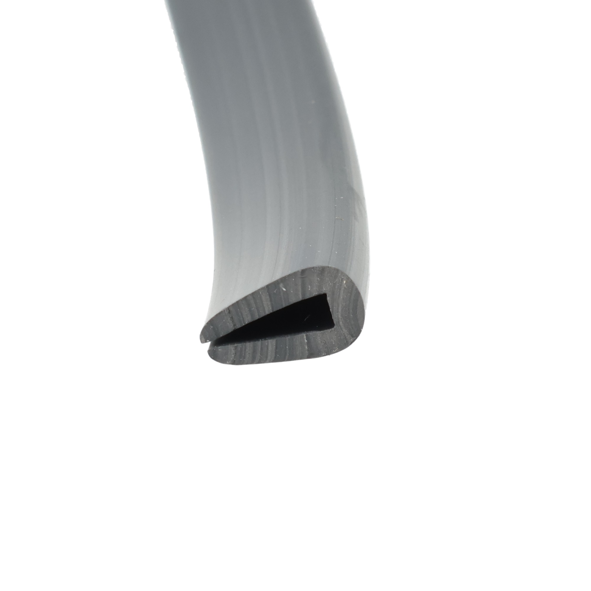 uszczelka-krawedziowa-miekkie-pvc-3-x-65-x-12mm-czarna-12-311-3 - Centrum uszczelek Close-up of a curved metallic blade edge with a dark notch against a white background, showing grain lines along the metal surface.