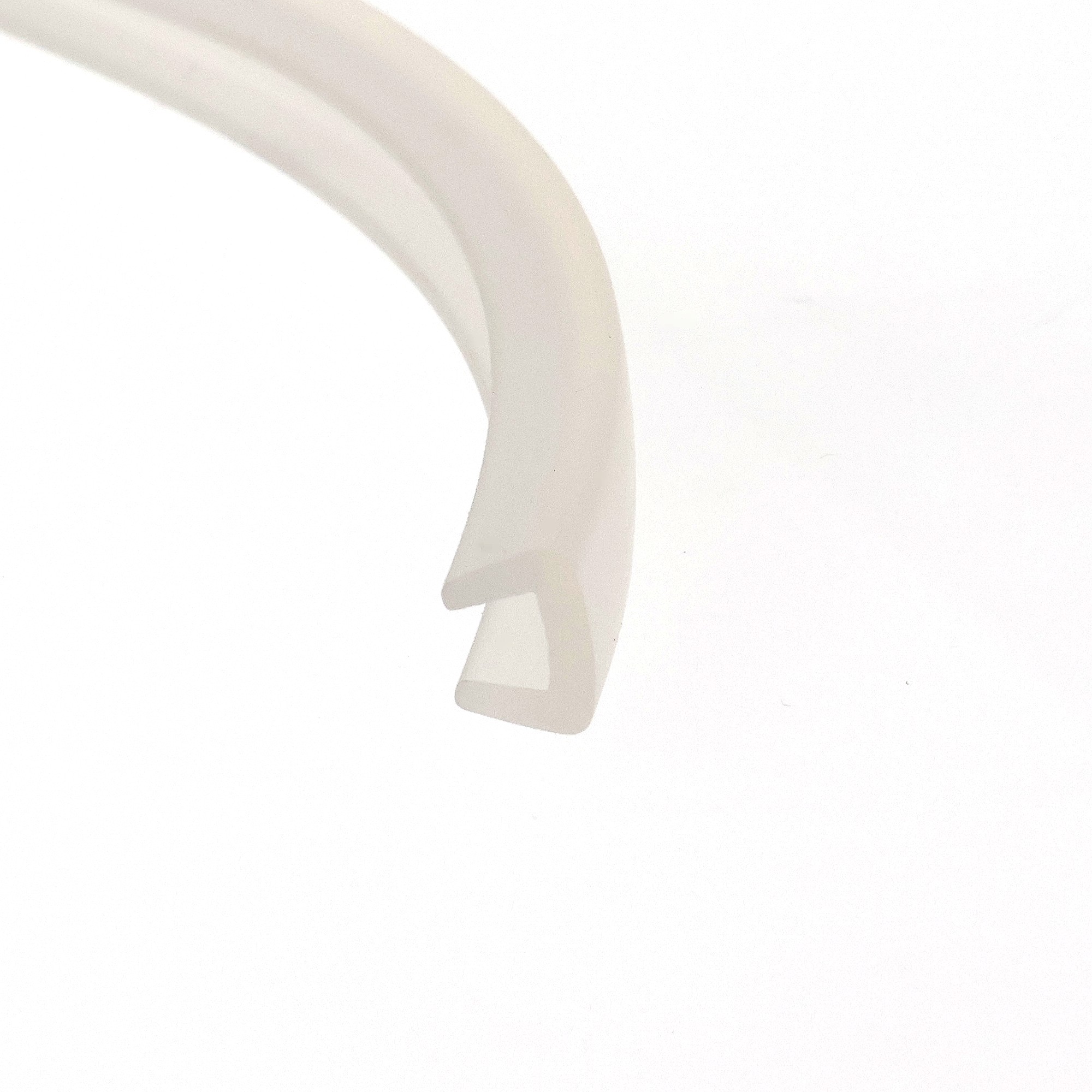 uszczelka-krawedziowa-miekkie-pvc-5-x-4-x-55-mm-bezbarwna-12-316-05-3 - Centrum uszczelek Abstract minimalist image: cream-colored curved bands on a white background, forming a partial ring pattern.