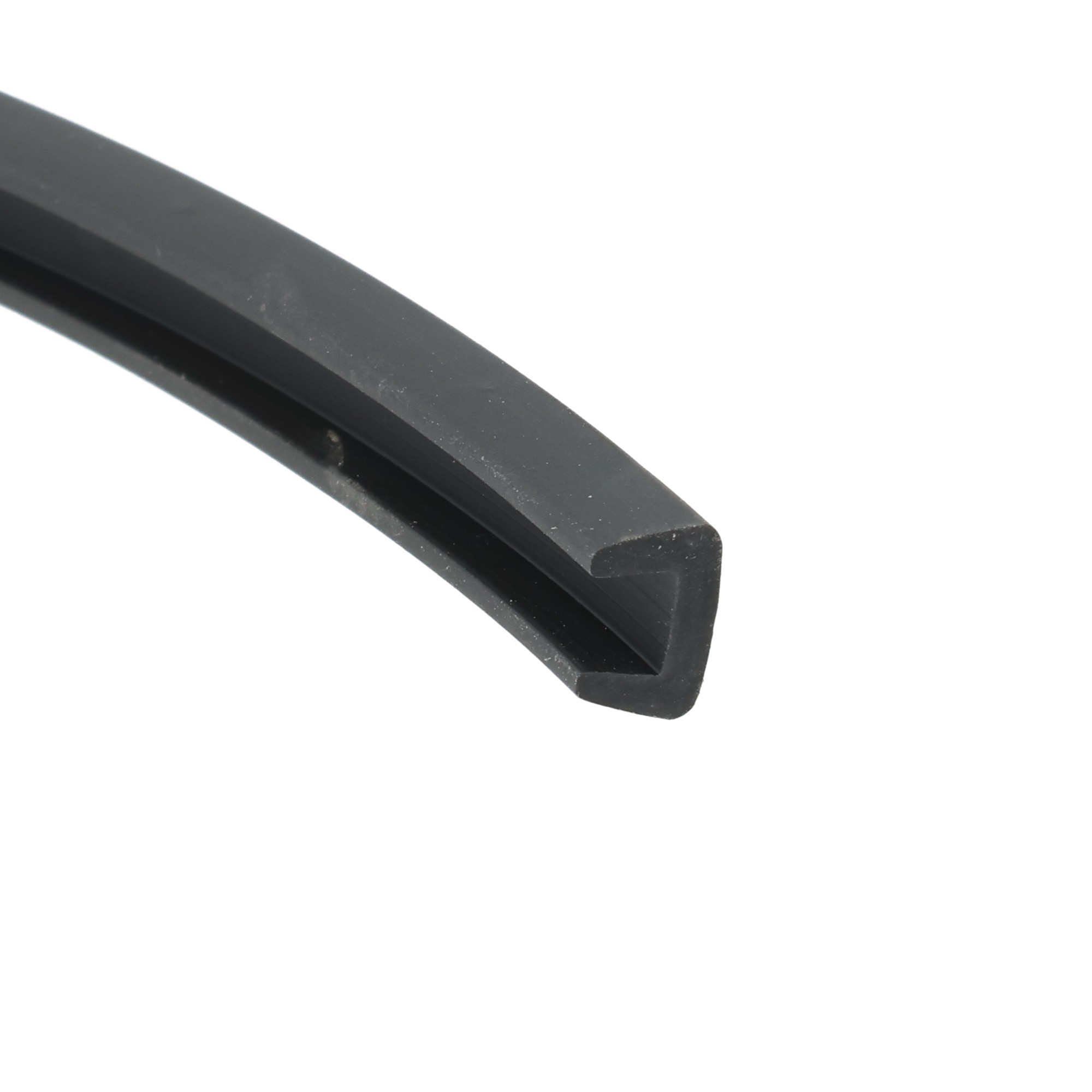 uszczelka-krawedziowa-miekkie-pvc-5-x-55-x-4mm-czarna-12-316-03-1 - Centrum uszczelek Close-up of a dark gray metal blade with a beveled edge, diagonally oriented against a white background.