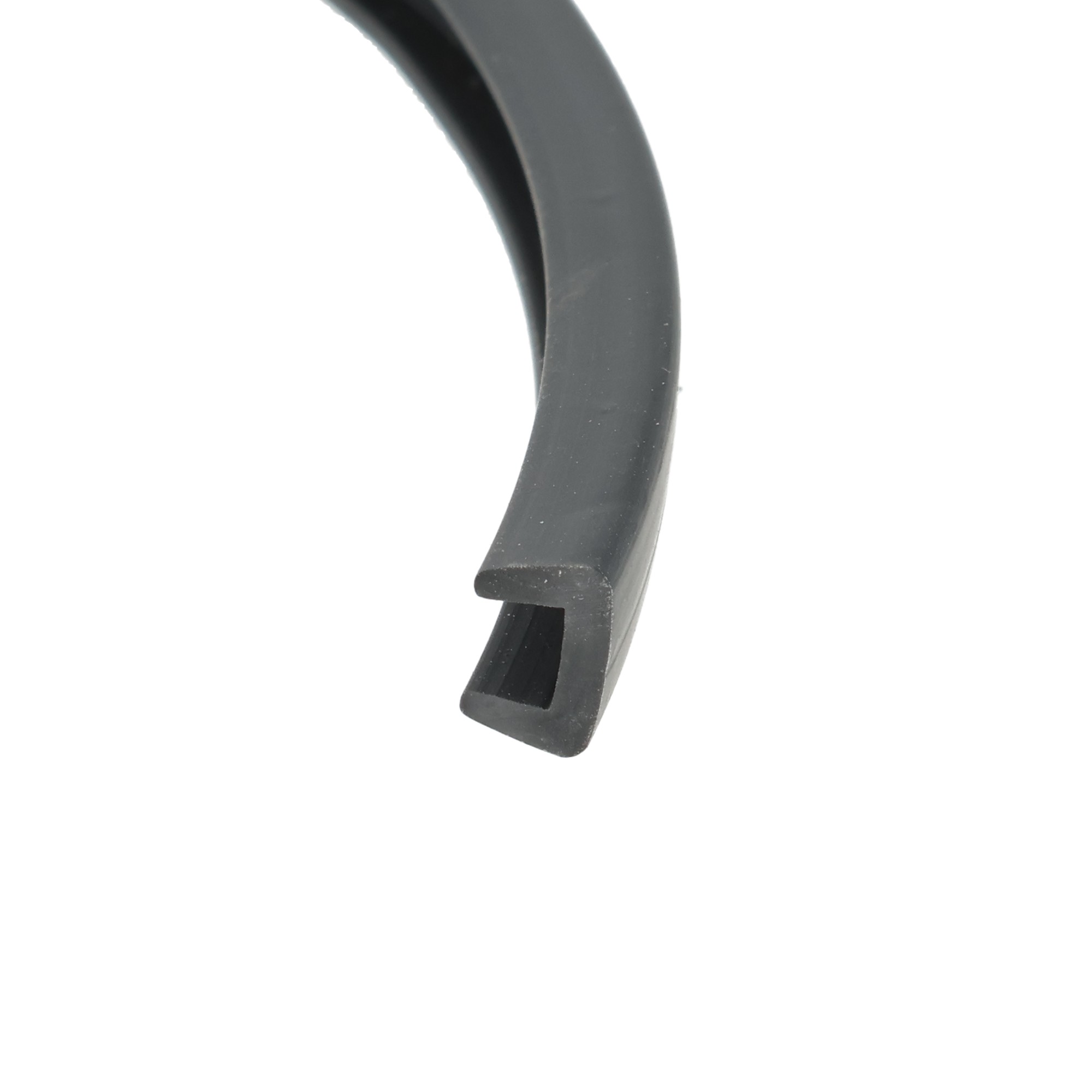 uszczelka-krawedziowa-miekkie-pvc-5-x-55-x-4mm-czarna-12-316-03-3 - Centrum uszczelek Close-up of a black curved plastic piece with a flat tab at the bottom against a white background.