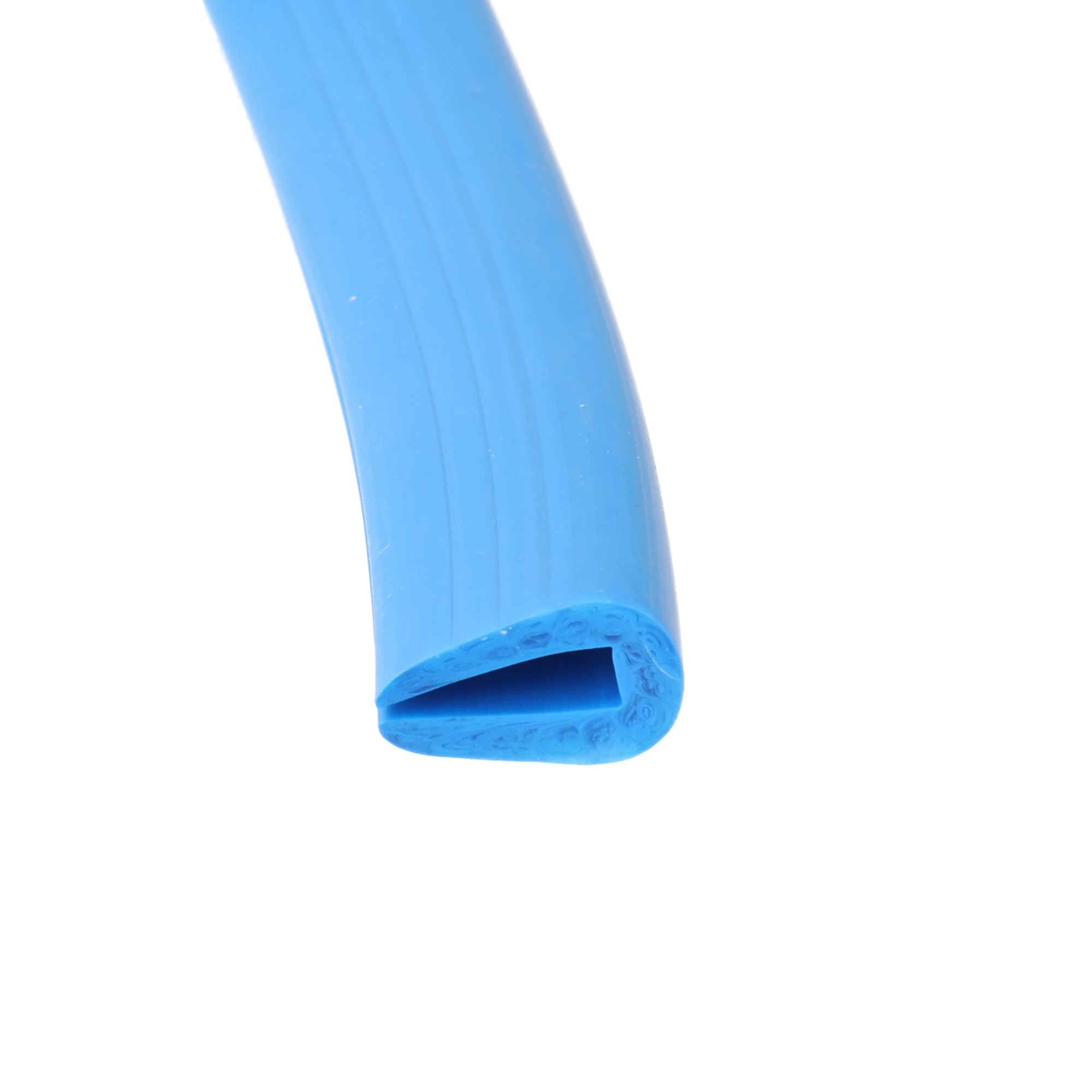 uszczelka-krawedziowa-miekkie-pvc-niebieska-3-x-6-x-12mm-12-311-05-3 - Centrum uszczelek Close-up of a blue curved rubber tube with subtle ridges, set against a white background for close inspection only.