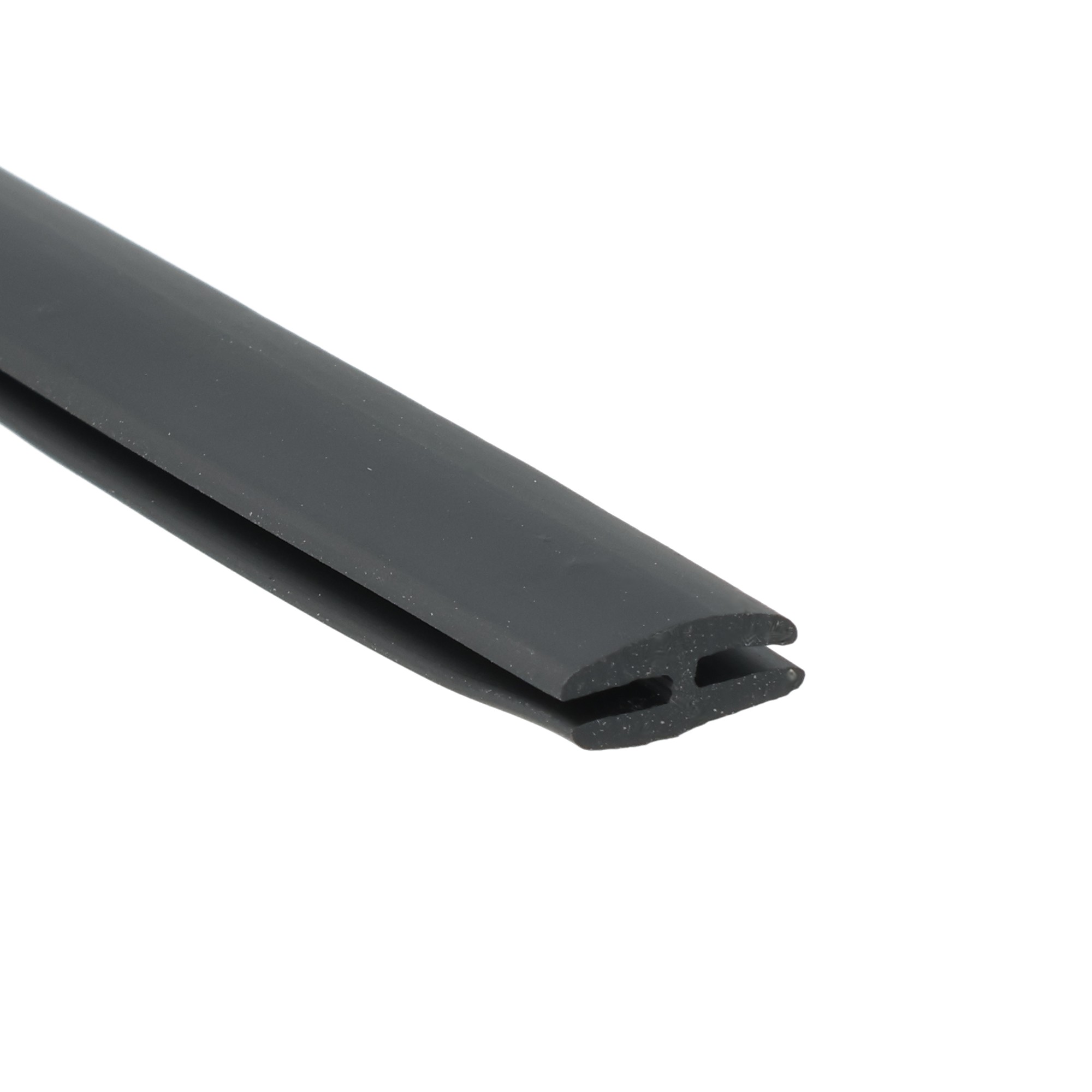 uszczelka-krawedziowa-miekkie-pvc-typ-h-15-x-35-x-10mm-czarna-12-943-1 - Centrum uszczelek Close-up of a black curved plastic piece with a notch set against a white background.