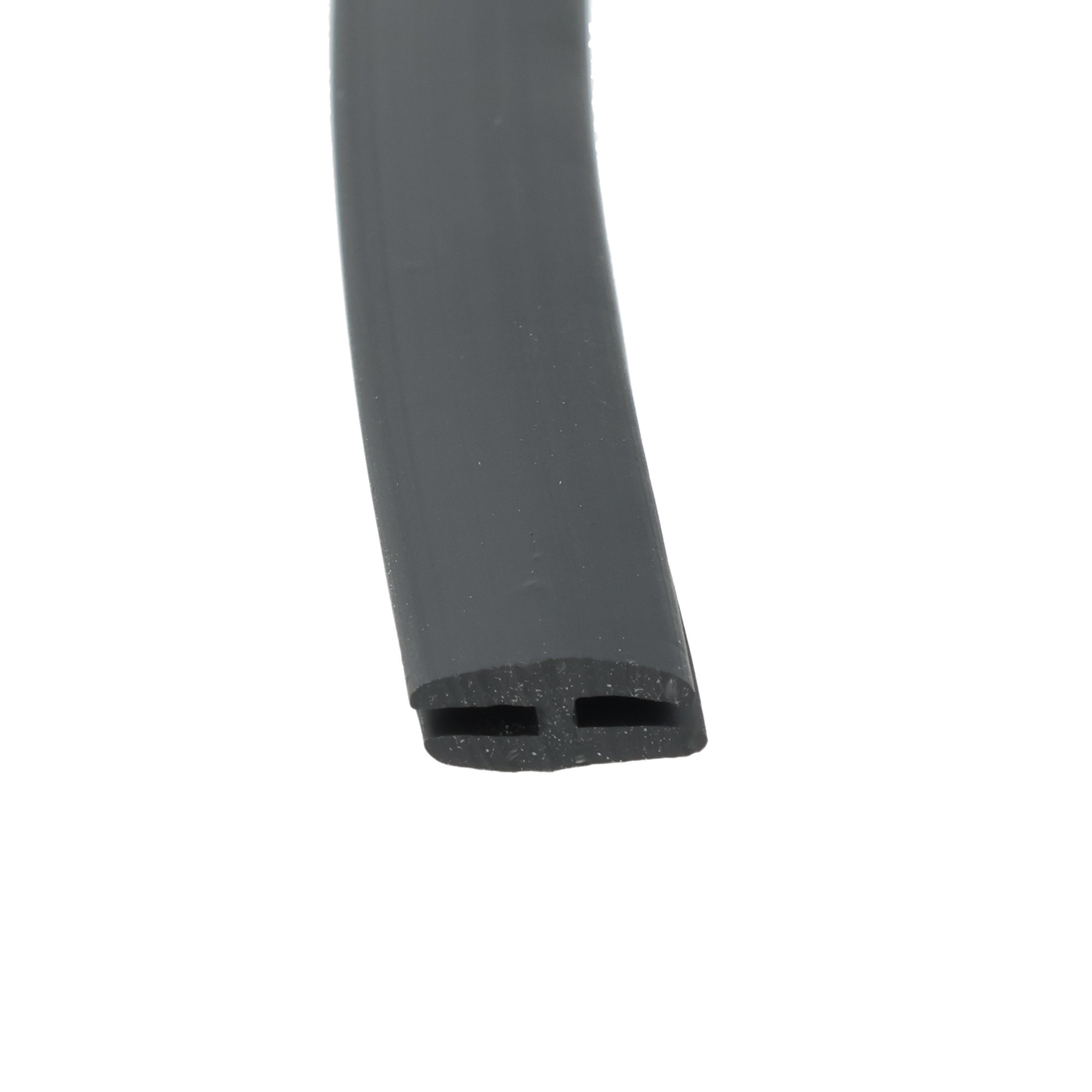 uszczelka-krawedziowa-miekkie-pvc-typ-h-15-x-35-x-10mm-czarna-12-943-3 - Centrum uszczelek Close-up of a black blade-like plastic piece with two rectangular slots at its tip against a white background.