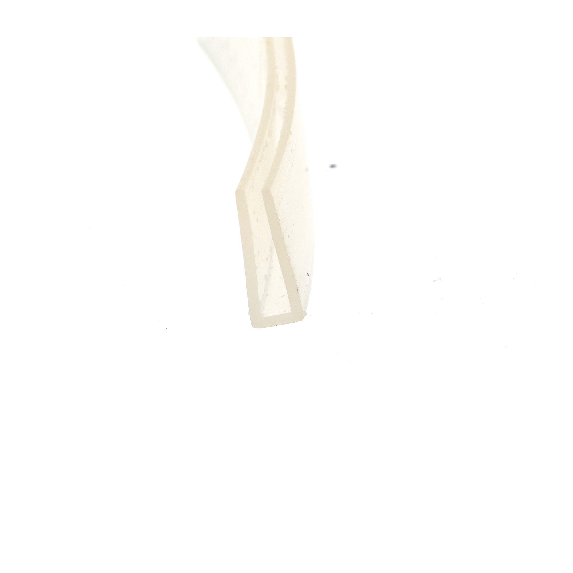 uszczelka-krawedziowa-silikonowa-3-x-5-x-15mm-bezbarwna-023882-3 - Centrum uszczelek Close-up of a beige curved ceramic edge against a white background.